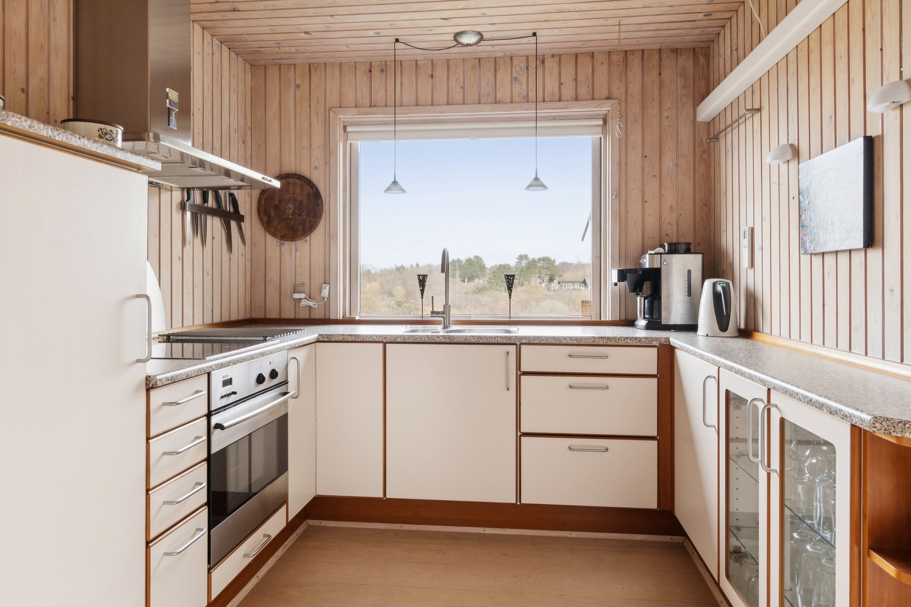 Fremhævet køkken billede i fuldskærmstilstand. Billede af Varhøj 15, Veddinge, 4540 Fårevejle