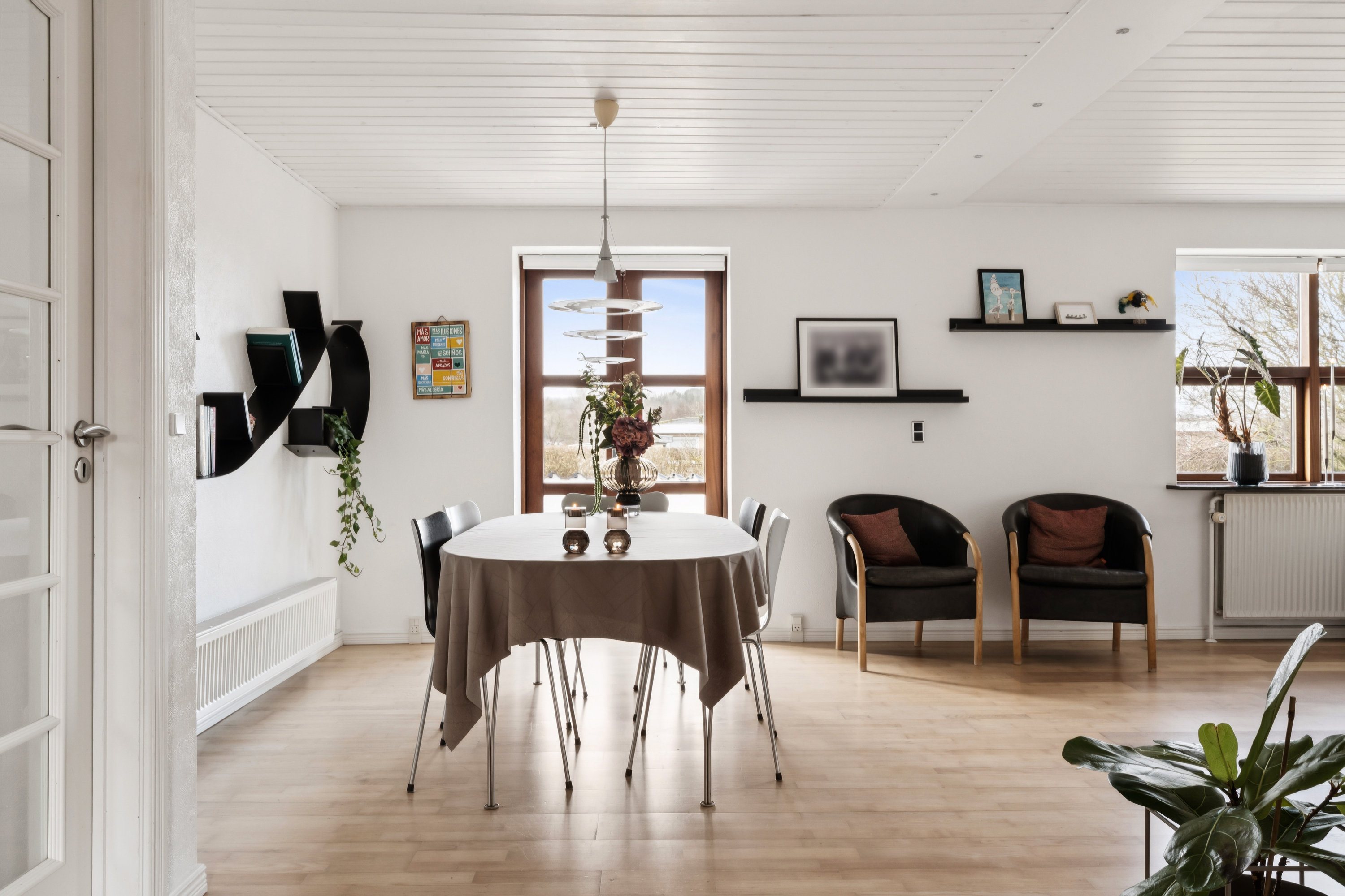 Fremhævet stue billede i fuldskærmstilstand. Billede af Nielsmindevej 21, Gug, 9210 Aalborg SØ