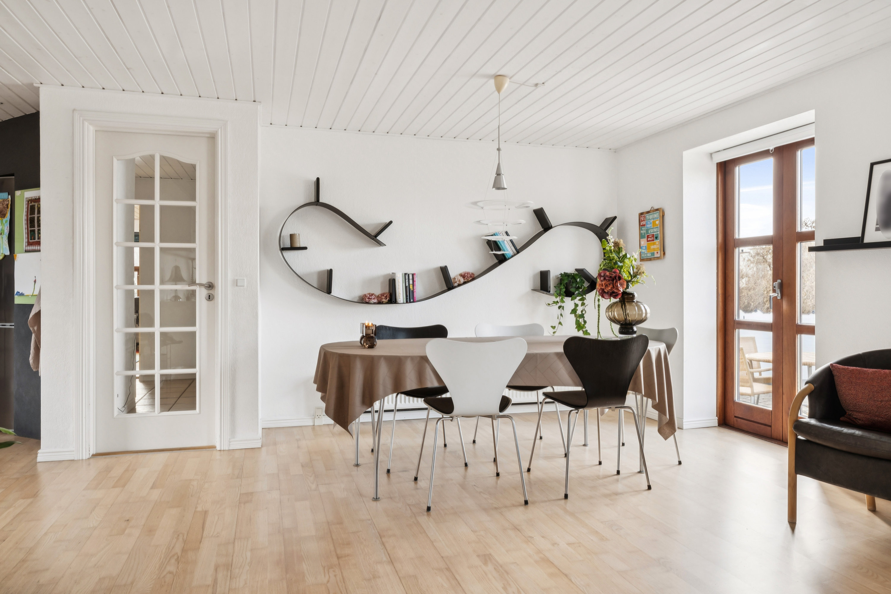 Fremhævet stue billede i fuldskærmstilstand. Billede af Nielsmindevej 21, Gug, 9210 Aalborg SØ