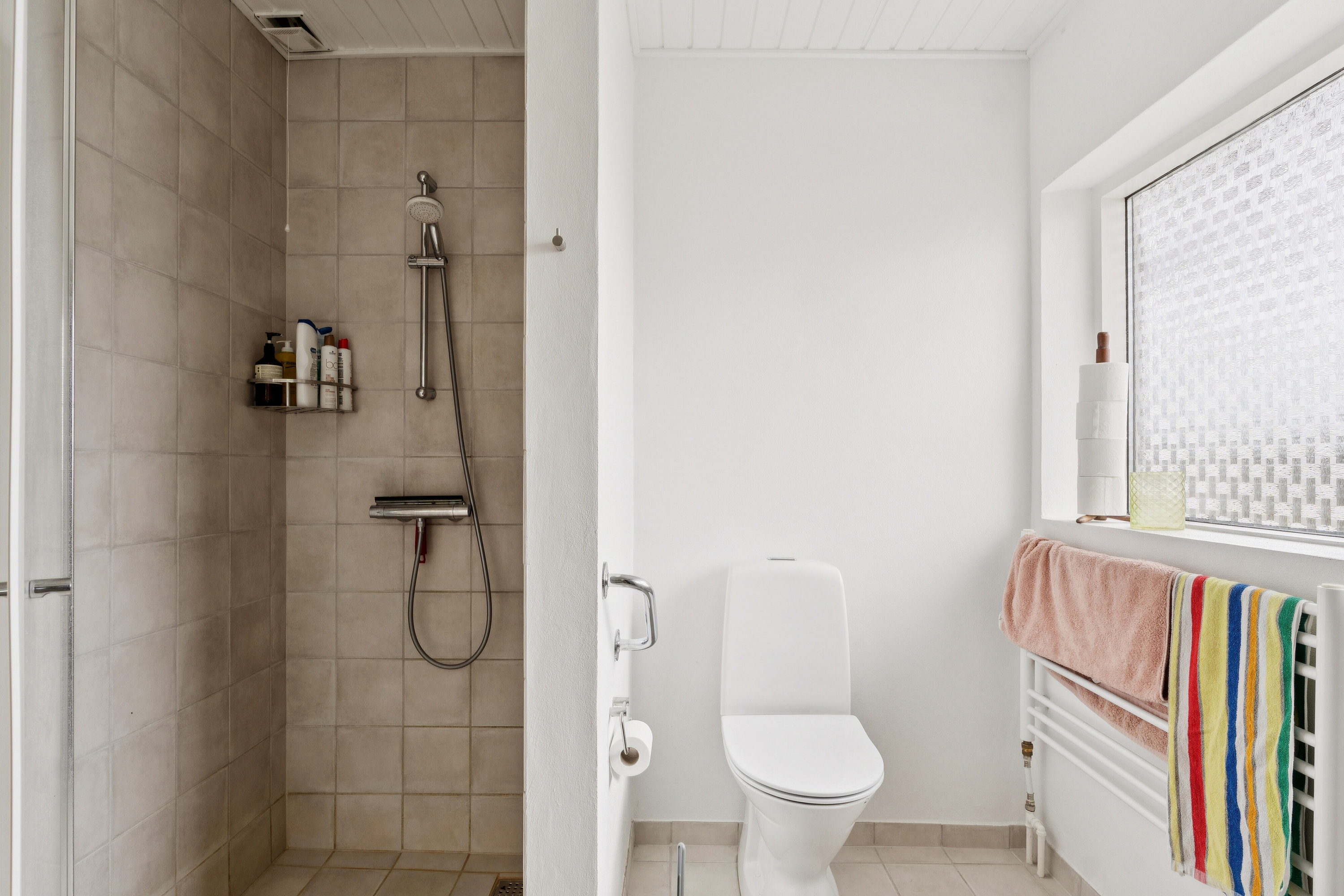 Fremhævet badeværelse billede i fuldskærmstilstand. Billede af Bakken 101, 7441 Bording