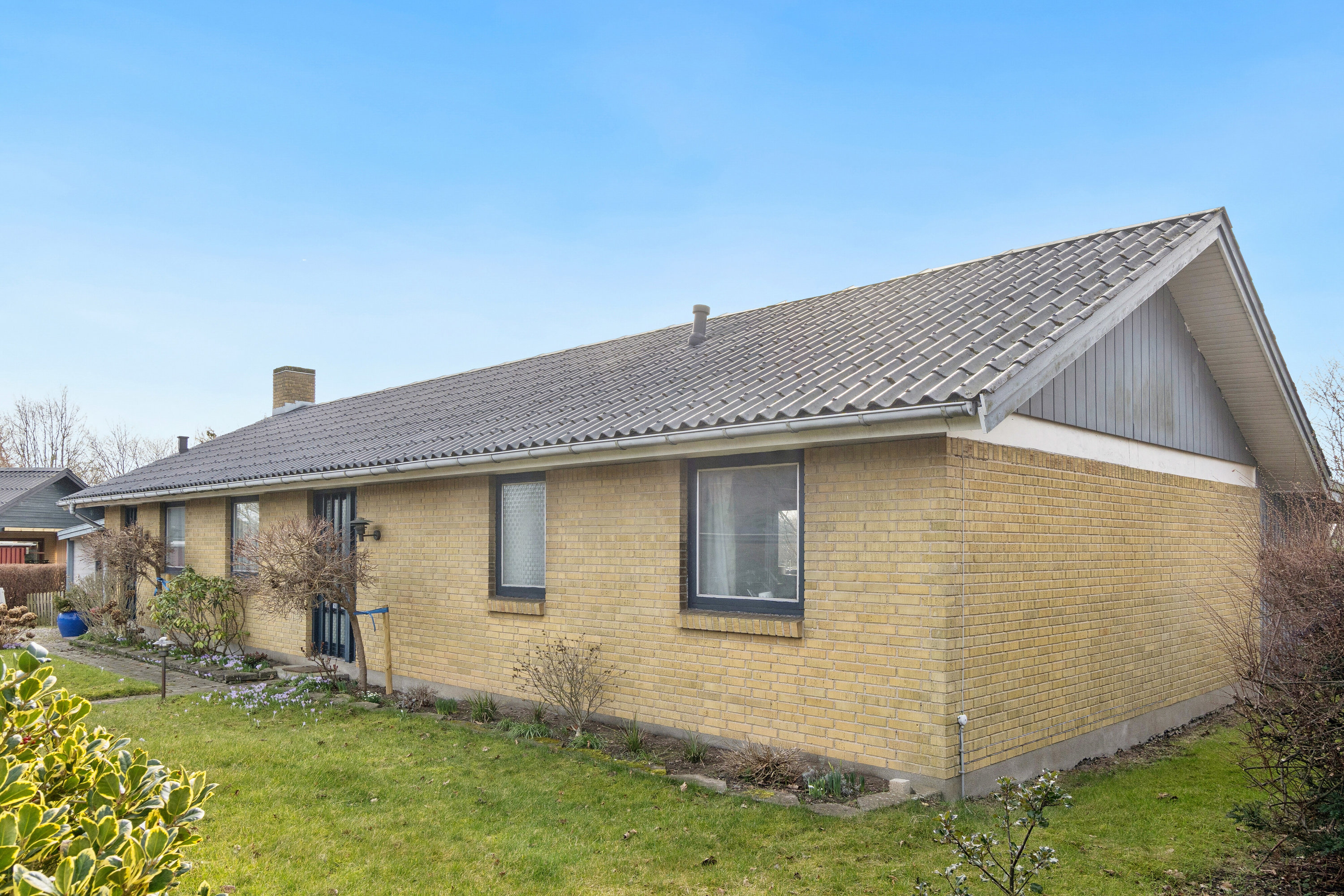 Fremhævet set fra haven billede i fuldskærmstilstand. Billede af Højen 4, 4400 Kalundborg