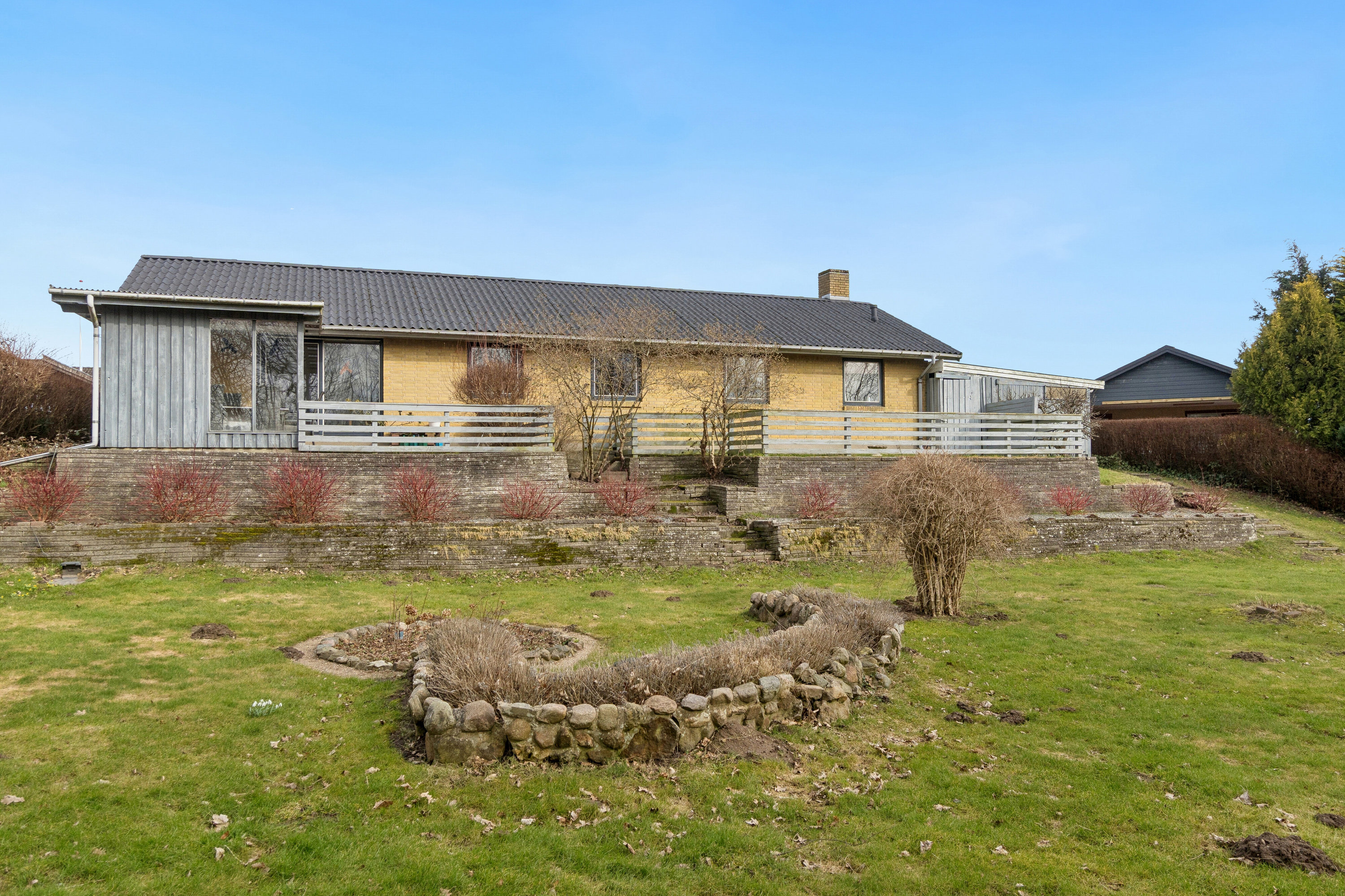 Fremhævet set fra haven billede i fuldskærmstilstand. Billede af Højen 4, 4400 Kalundborg