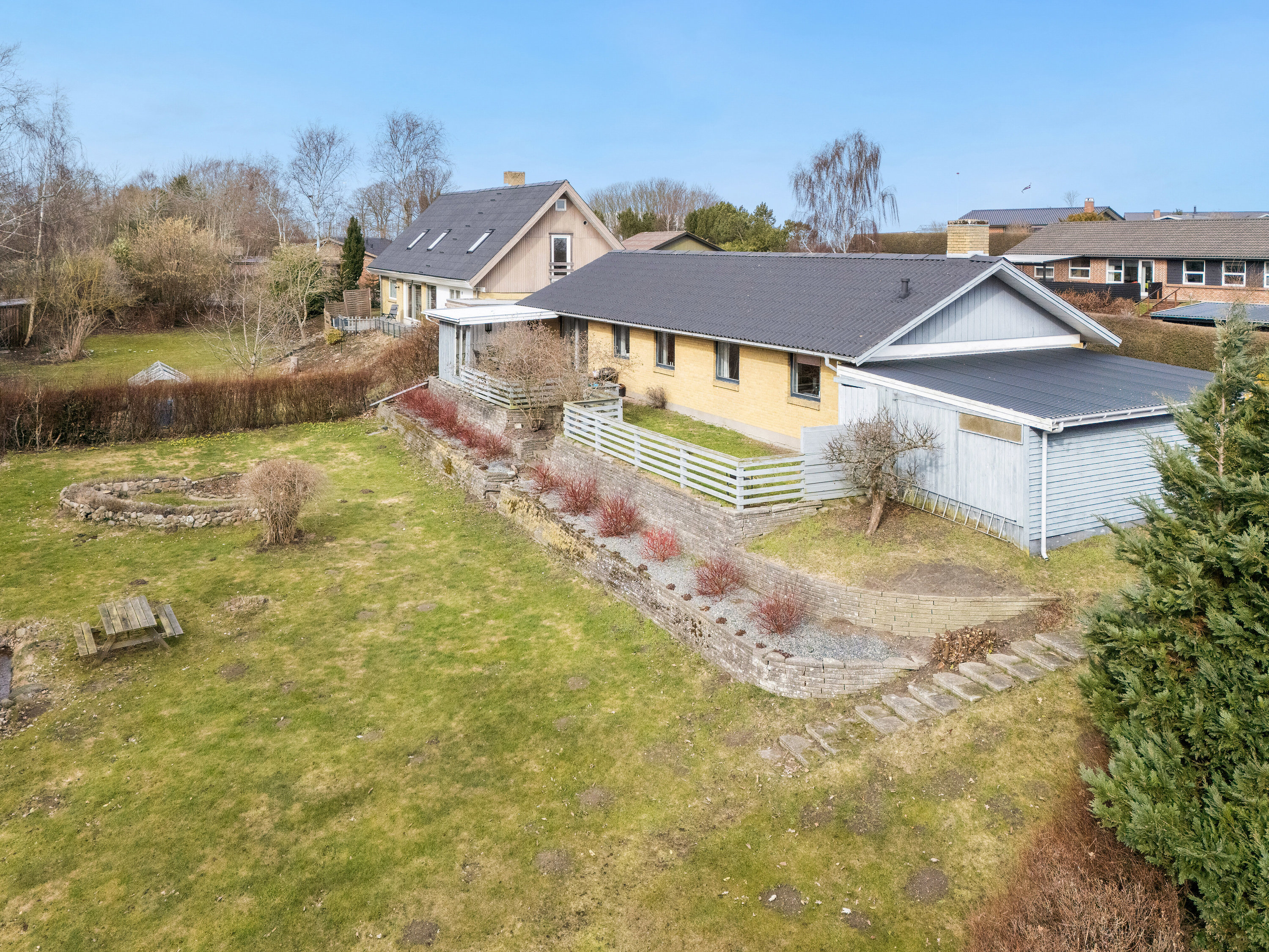 Fremhævet set fra haven billede i fuldskærmstilstand. Billede af Højen 4, 4400 Kalundborg