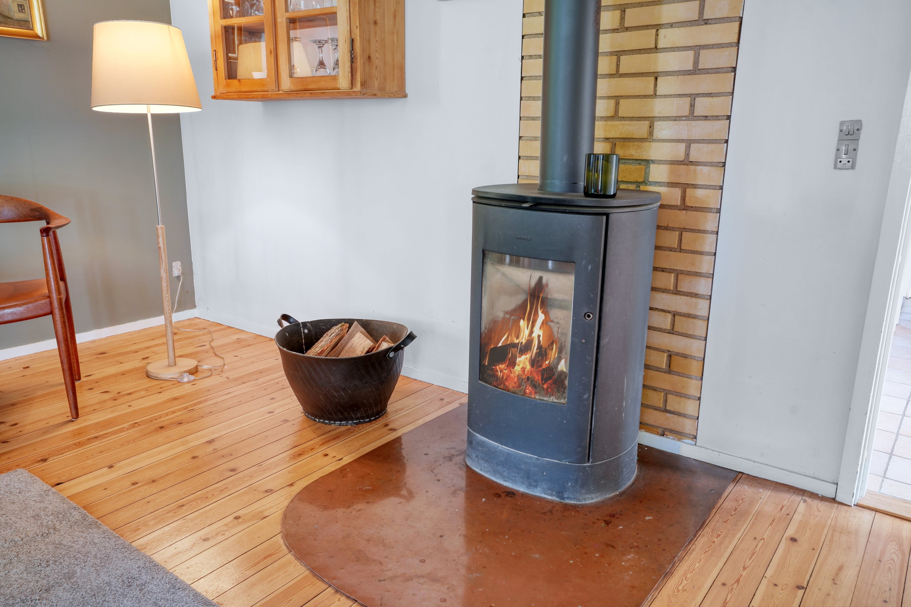 Fremhævet stue billede i fuldskærmstilstand. Billede af Toftemosevej 37, 3100 Hornbæk