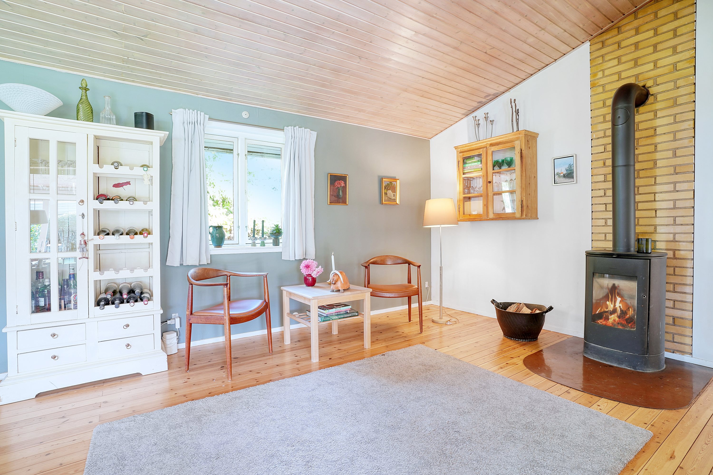 Fremhævet stue billede i fuldskærmstilstand. Billede af Toftemosevej 37, 3100 Hornbæk