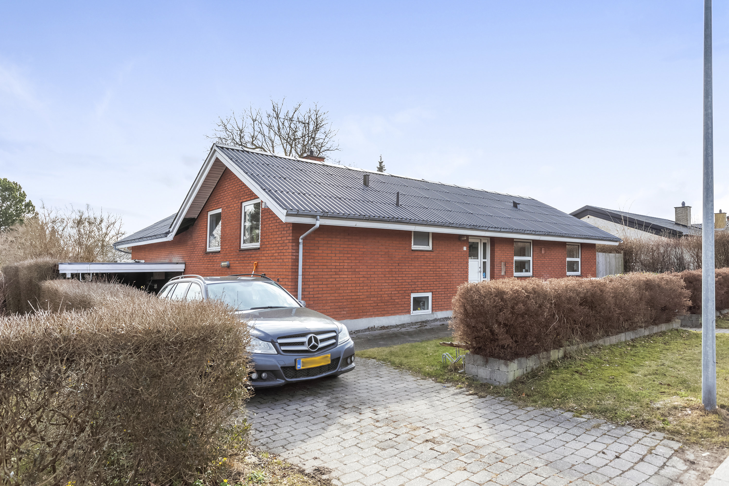 Fremhævet facade billede i fuldskærmstilstand. Billede af Hybenvænget 7, 2740 Skovlunde