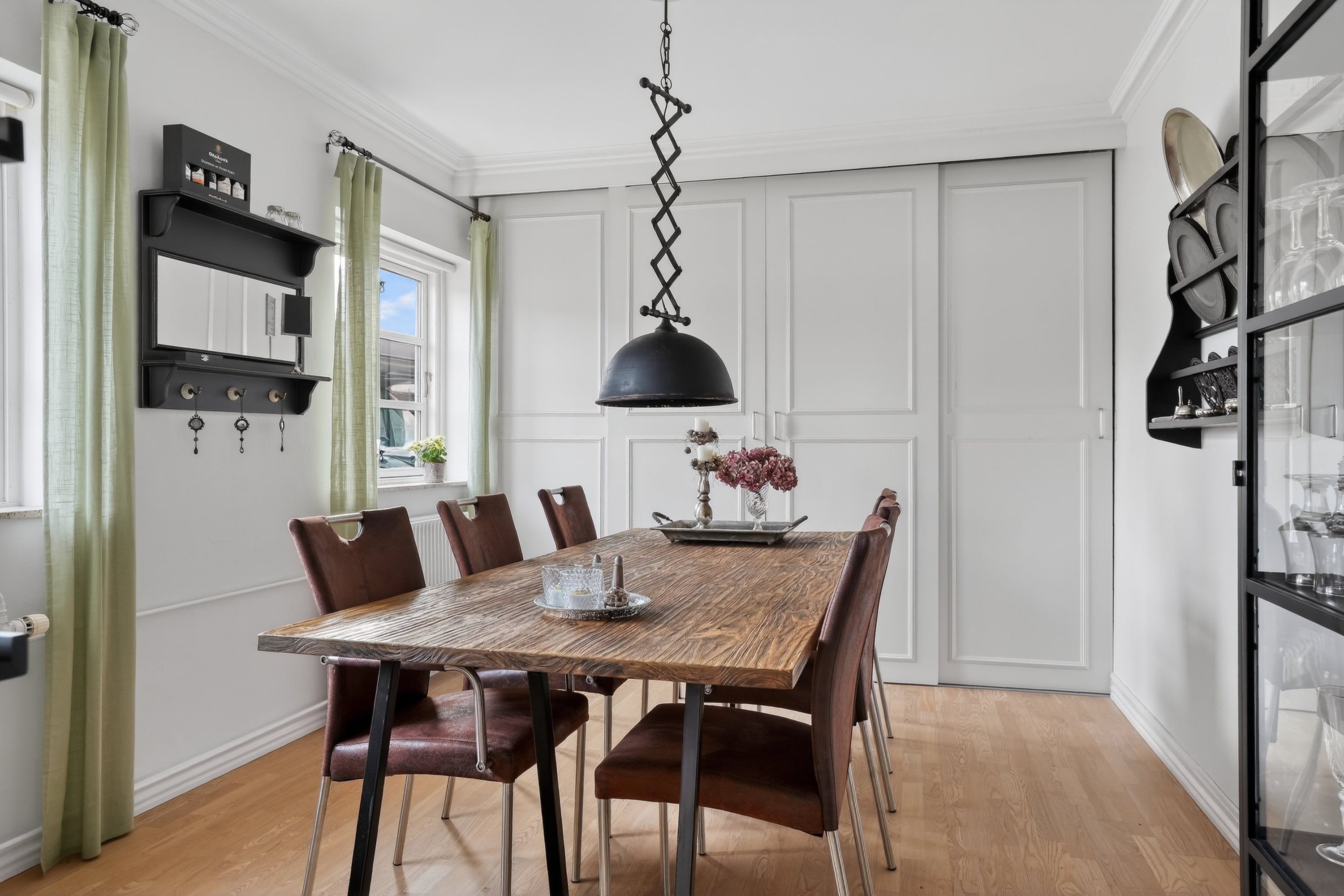 Fremhævet spisestue billede i fuldskærmstilstand. Billede af Augustvej 118, 2860 Søborg