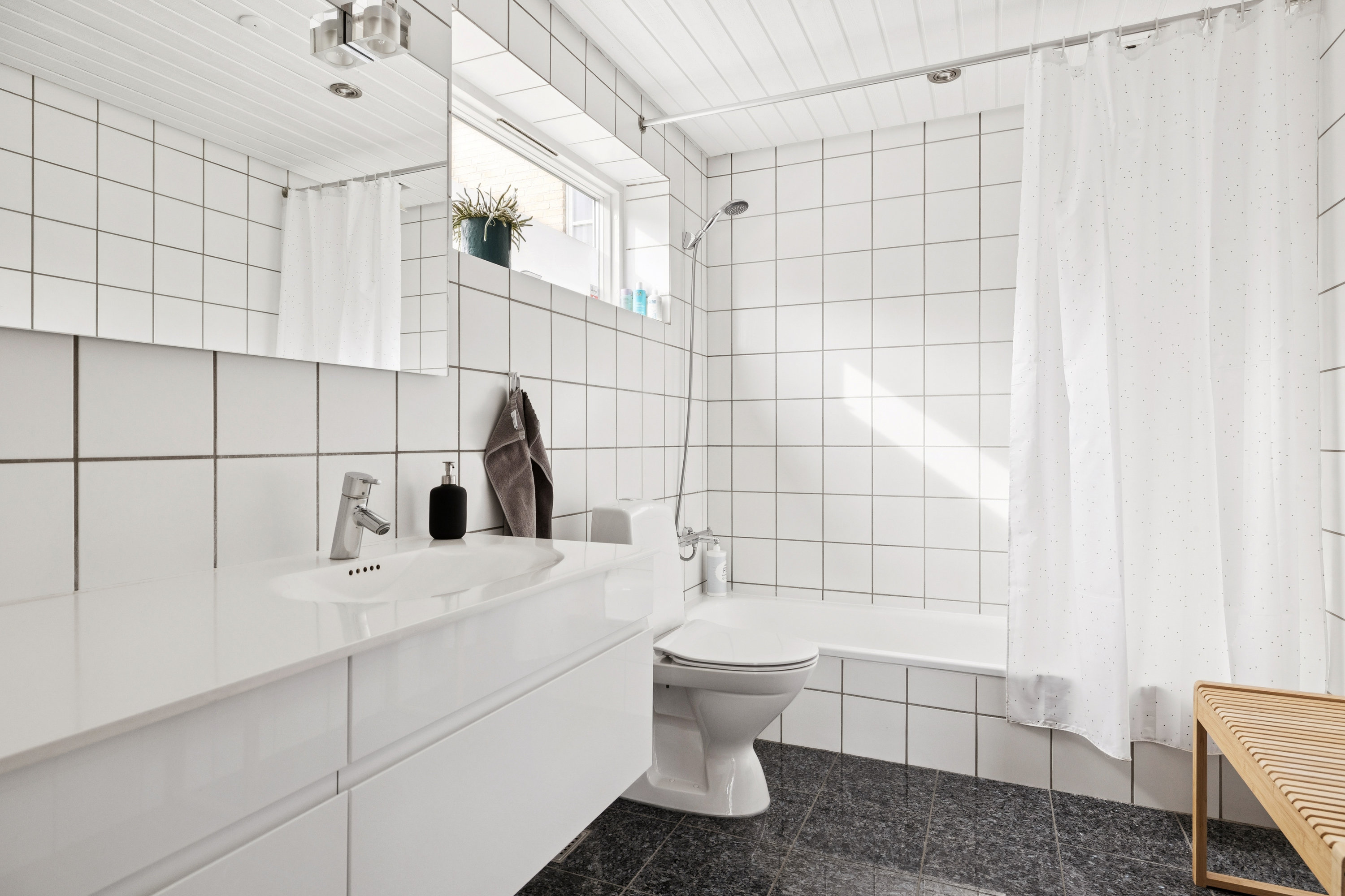 Fremhævet badeværelse billede i fuldskærmstilstand. Billede af Søfaldet 10, Stilling, 8660 Skanderborg