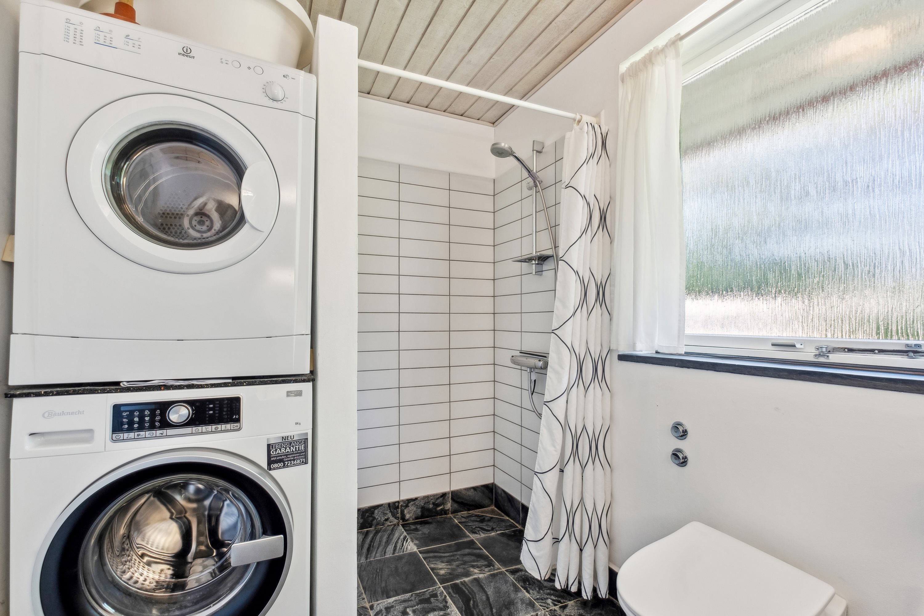 Fremhævet badeværelse billede i fuldskærmstilstand. Billede af Panvej 22, Boeslum Strand, 8400 Ebeltoft