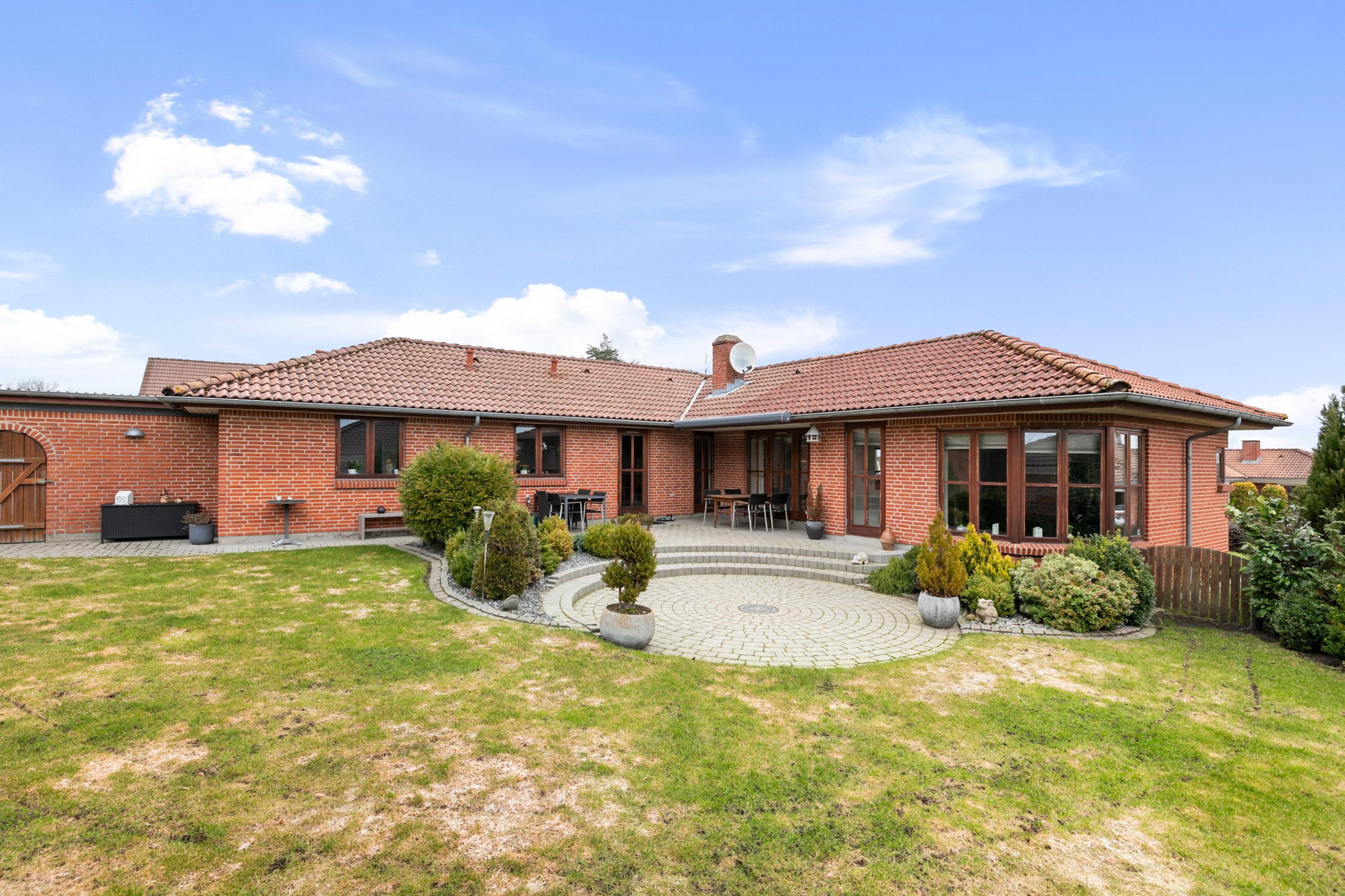 Fremhævet facade billede i fuldskærmstilstand. Billede af Højtoften 2, 9600 Aars