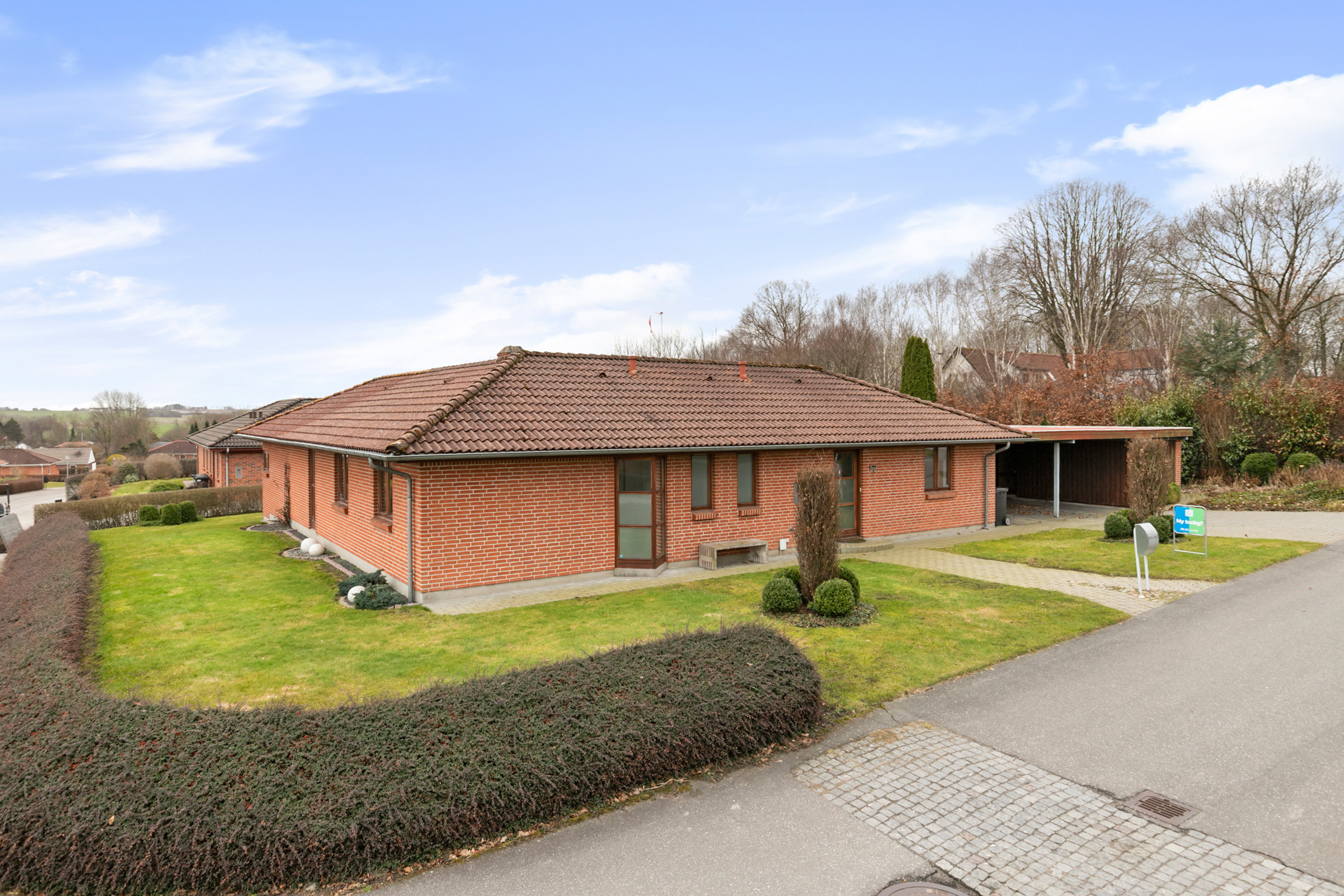 Fremhævet facade billede i fuldskærmstilstand. Billede af Højtoften 2, 9600 Aars