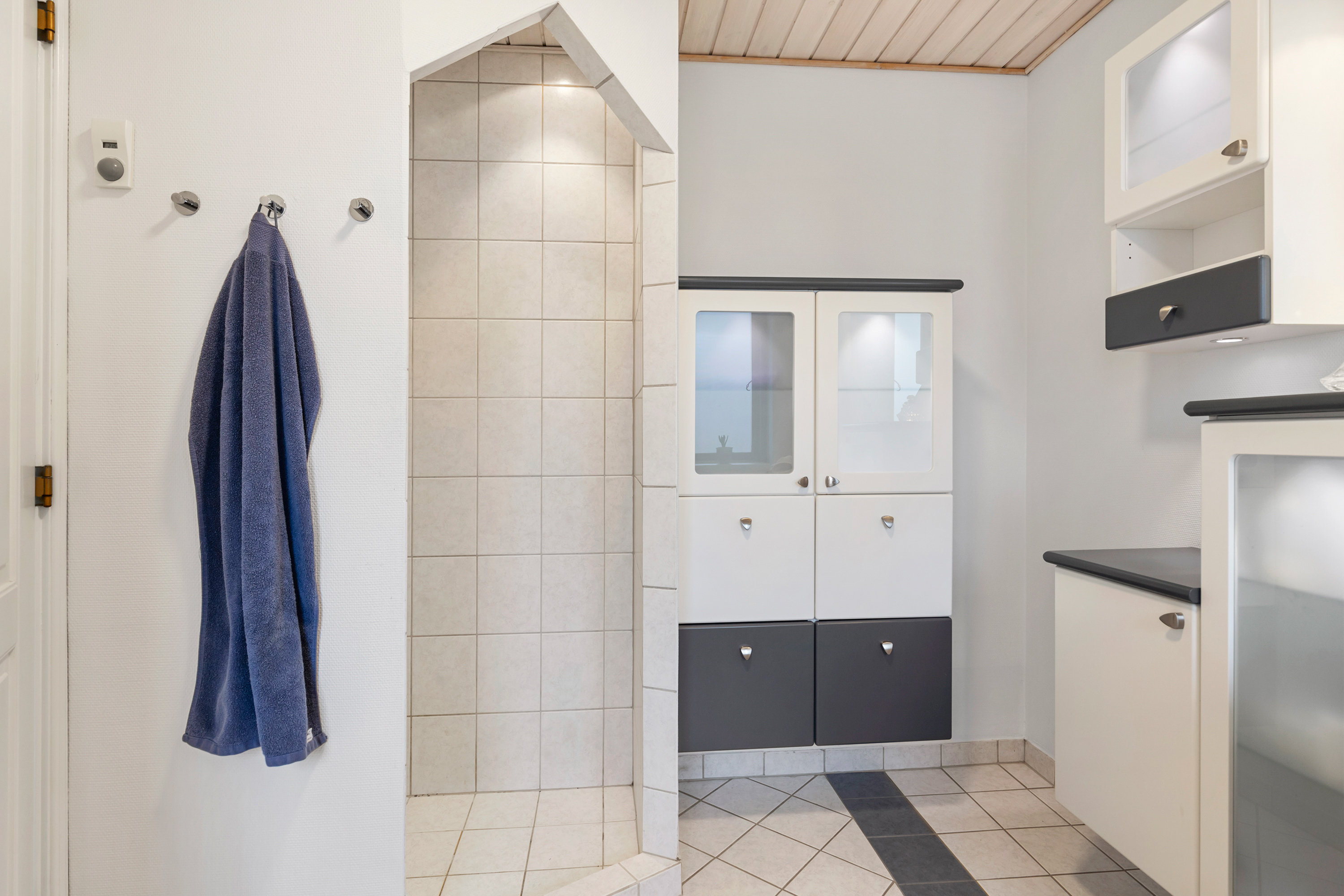 Fremhævet badeværelse billede i fuldskærmstilstand. Billede af Højtoften 2, 9600 Aars