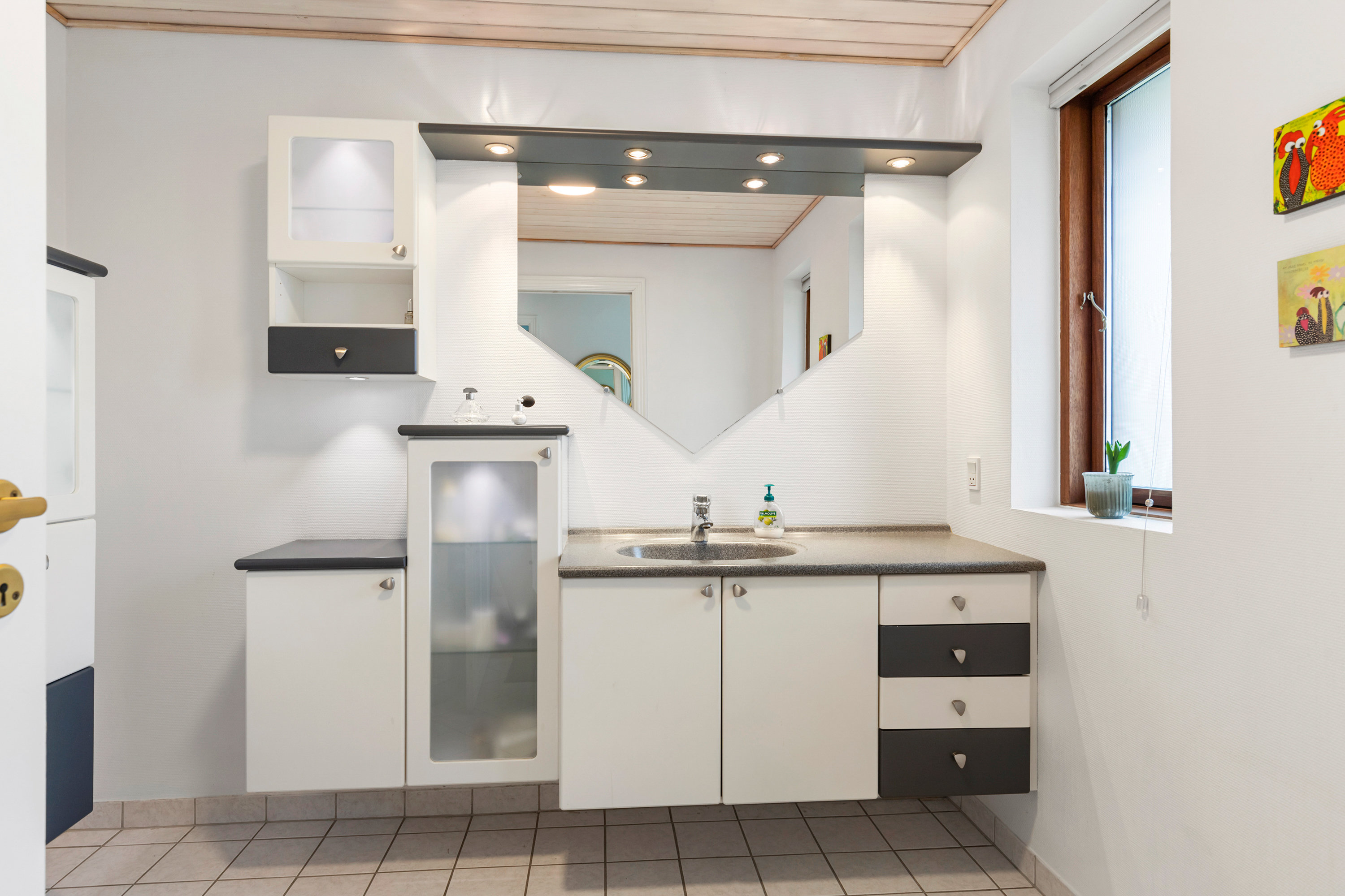 Fremhævet badeværelse billede i fuldskærmstilstand. Billede af Højtoften 2, 9600 Aars