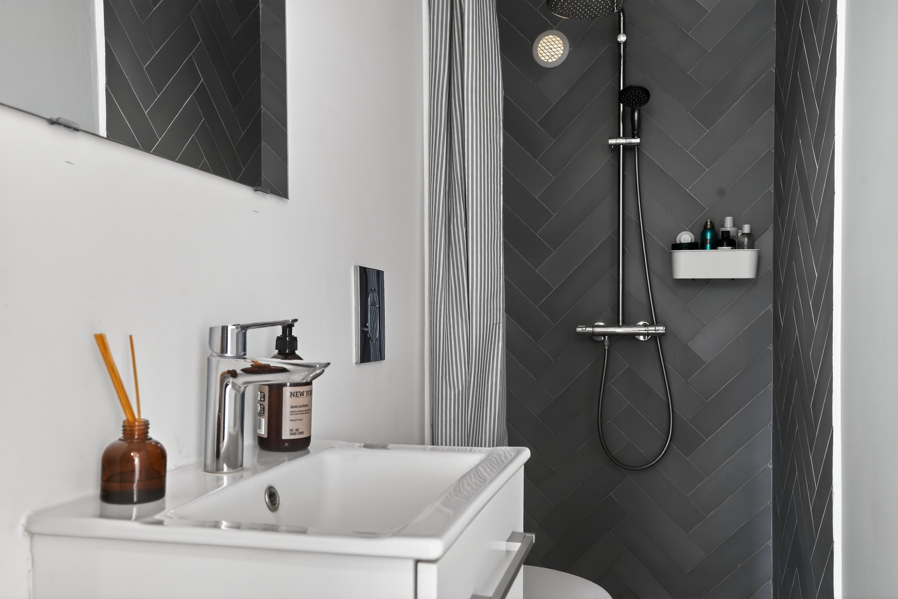 Fremhævet badeværelse billede i fuldskærmstilstand. Billede af Skovvænget 2, 3480 Fredensborg