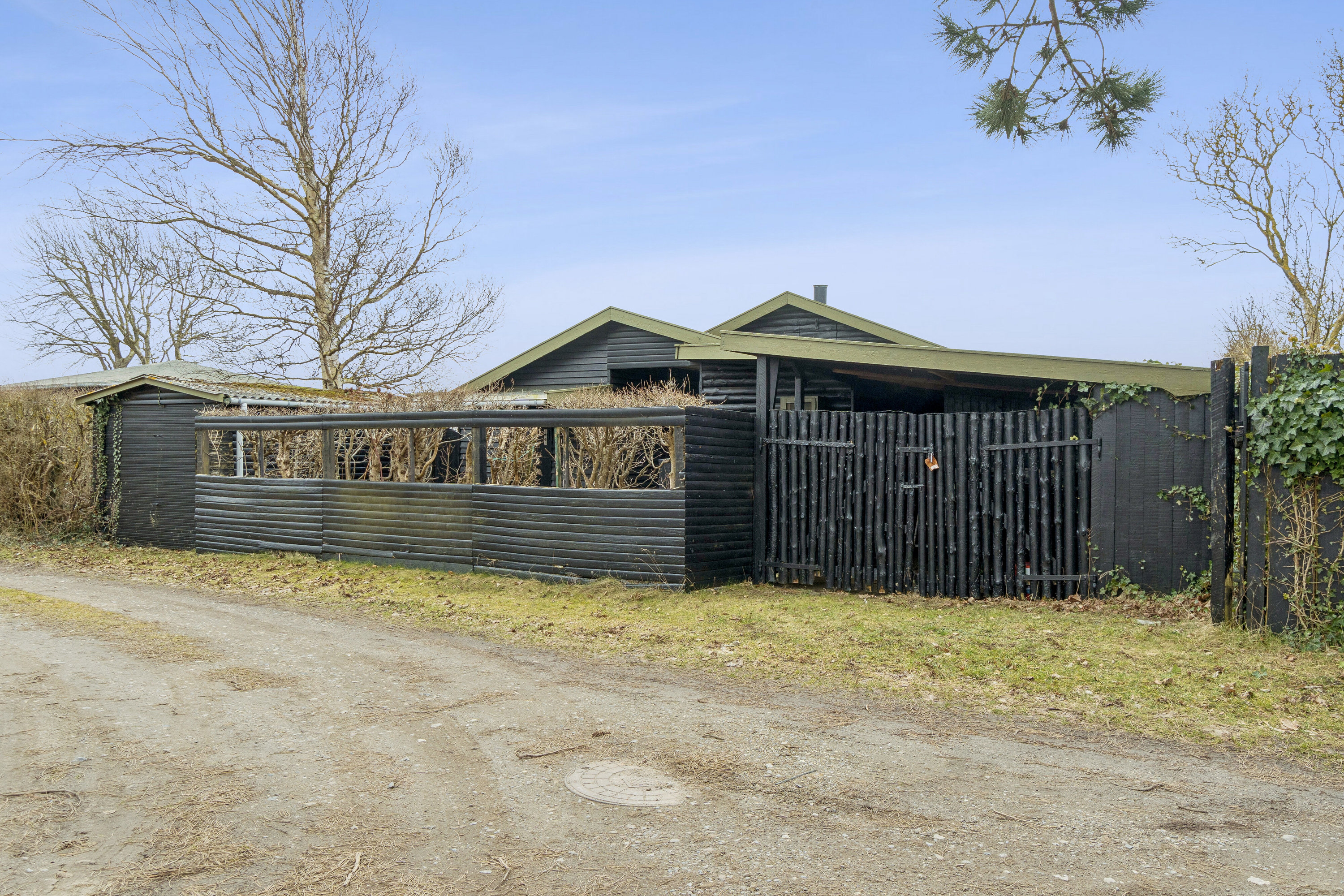 Fremhævet set fra vejen billede i fuldskærmstilstand. Billede af Gammel Strandvej 115, Bisserup, 4243 Rude