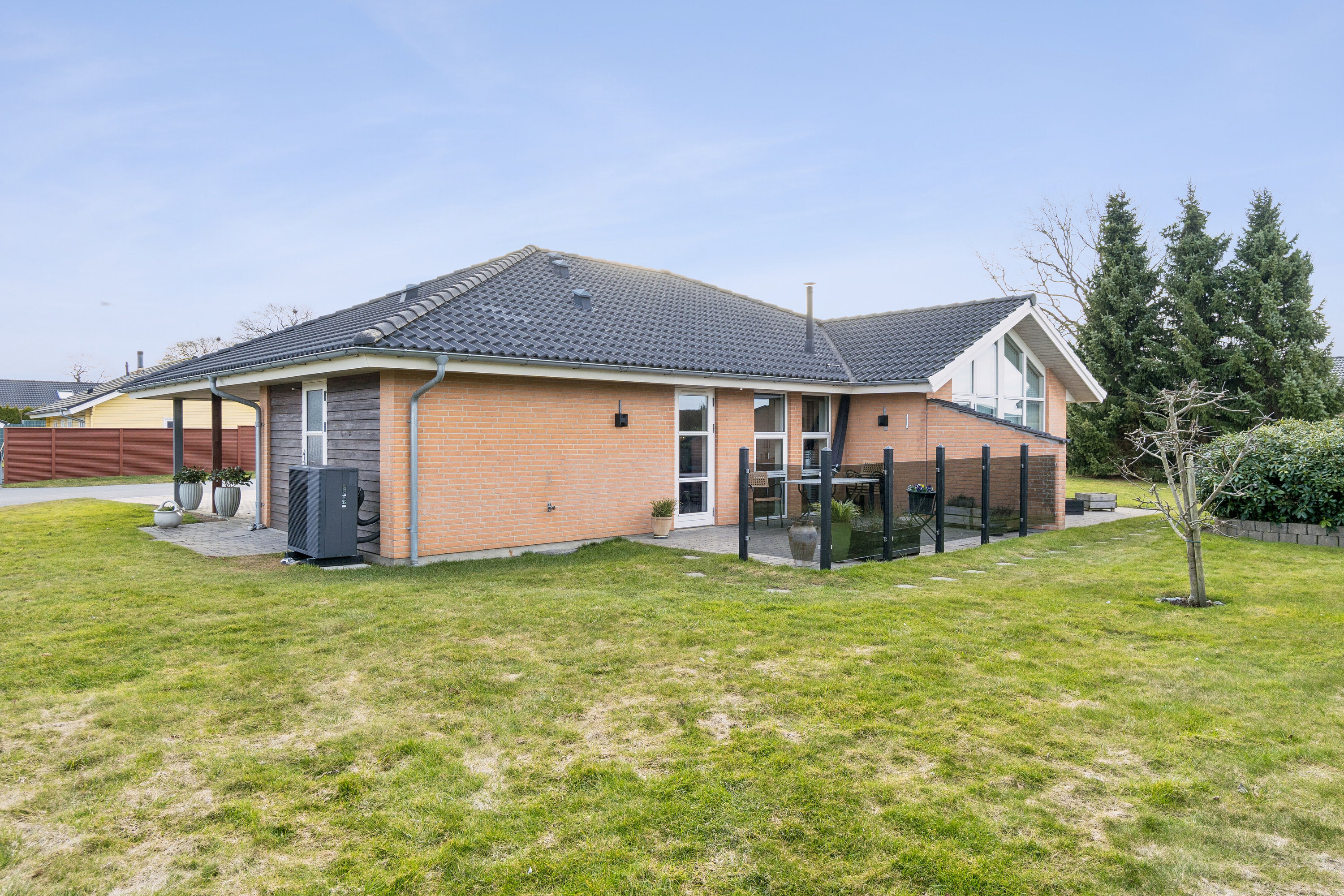 Fremhævet set fra haven billede i fuldskærmstilstand. Billede af Brinken 121, Mogenstrup, 4700 Næstved