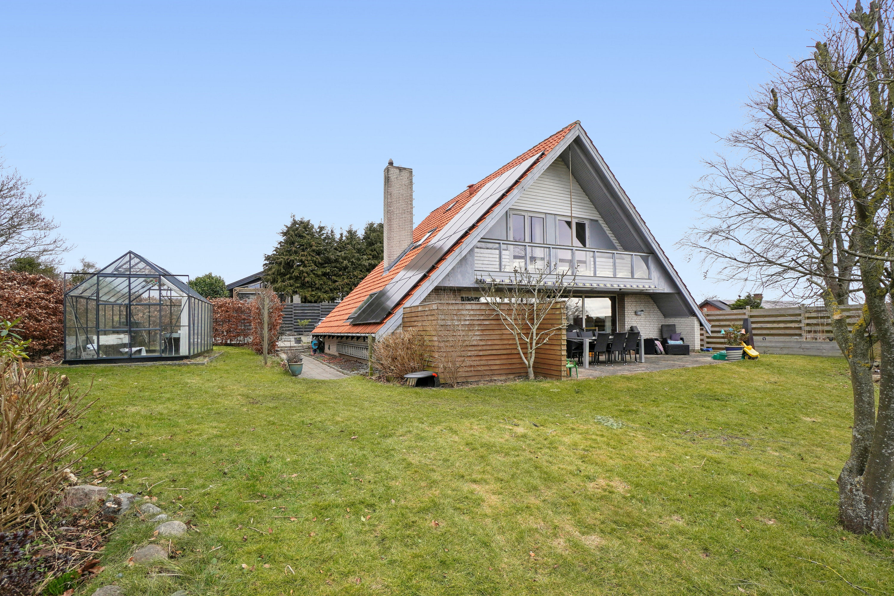 Fremhævet set fra haven billede i fuldskærmstilstand. Billede af Højdevej 9, 4070 Kirke Hyllinge