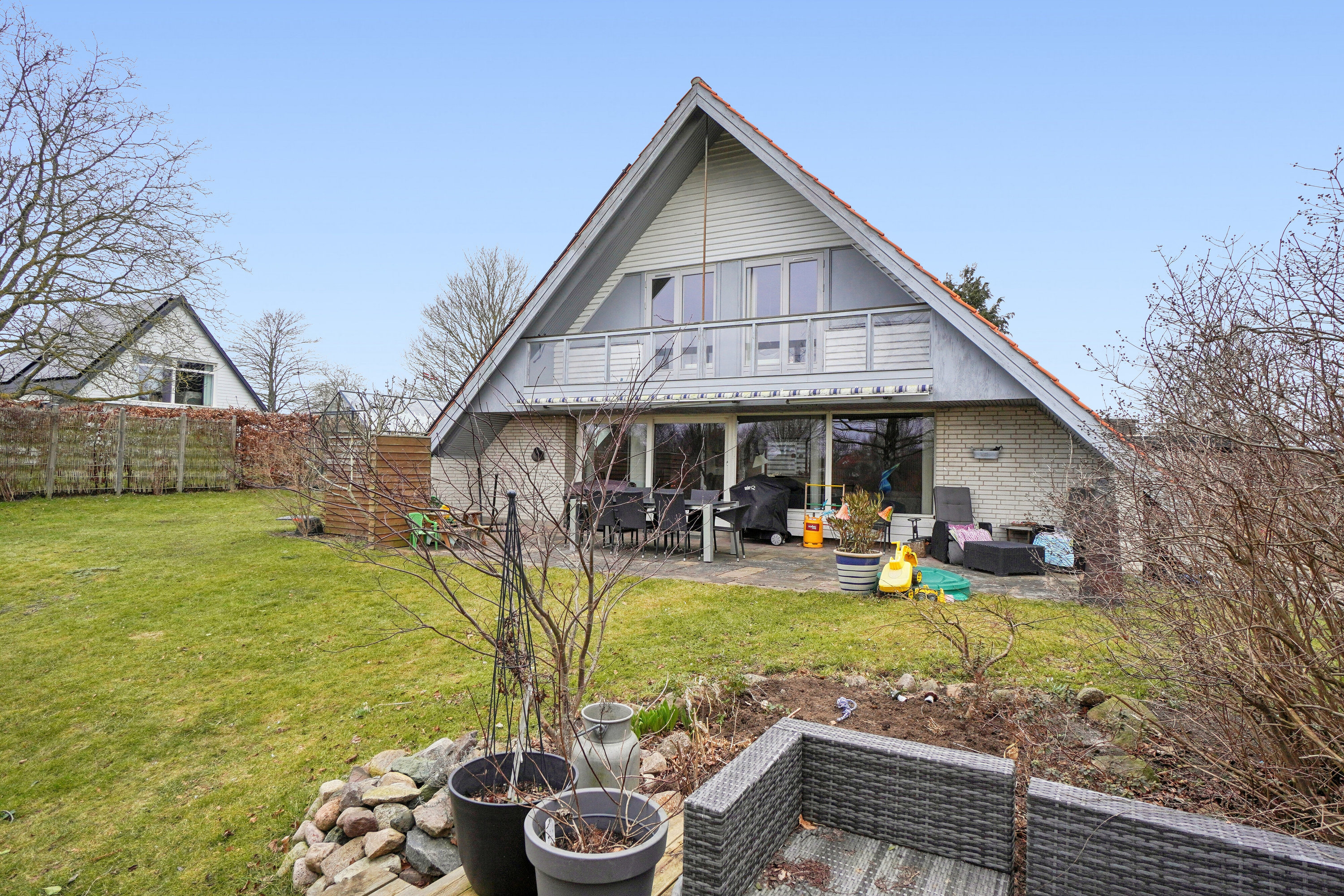 Fremhævet set fra haven billede i fuldskærmstilstand. Billede af Højdevej 9, 4070 Kirke Hyllinge