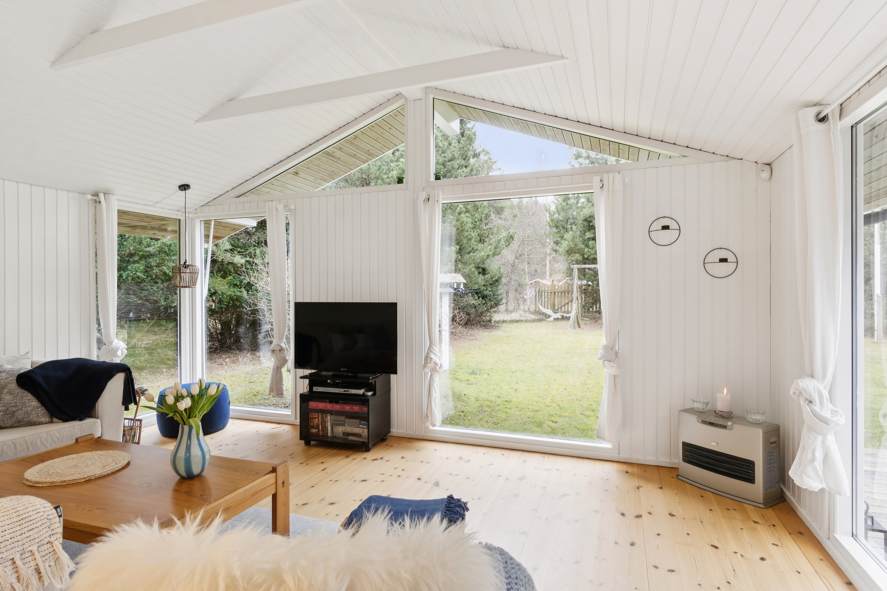 Fremhævet stue billede i fuldskærmstilstand. Billede af Froggårdsvej 19, Ellinge Lyng, 4573 Højby