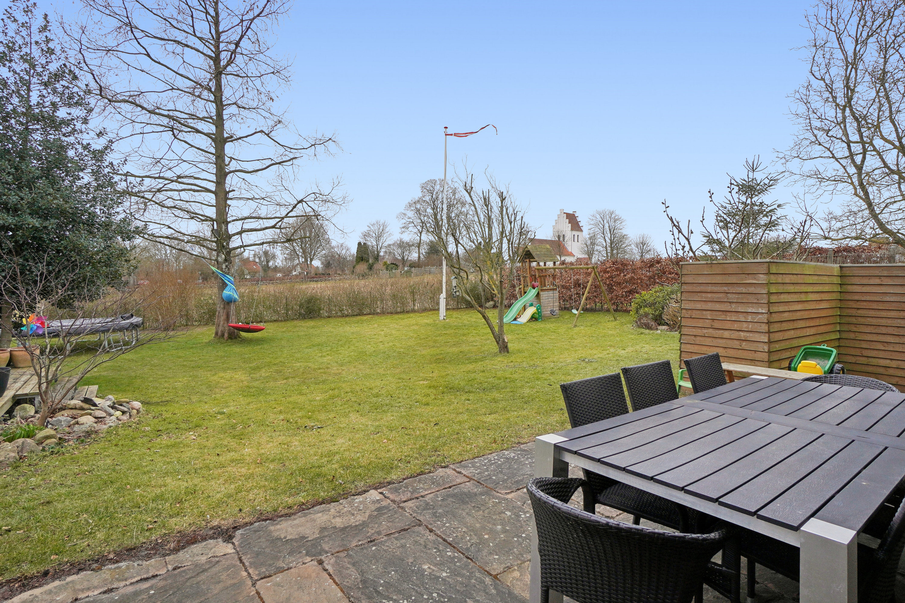 Fremhævet set fra haven billede i fuldskærmstilstand. Billede af Højdevej 9, 4070 Kirke Hyllinge