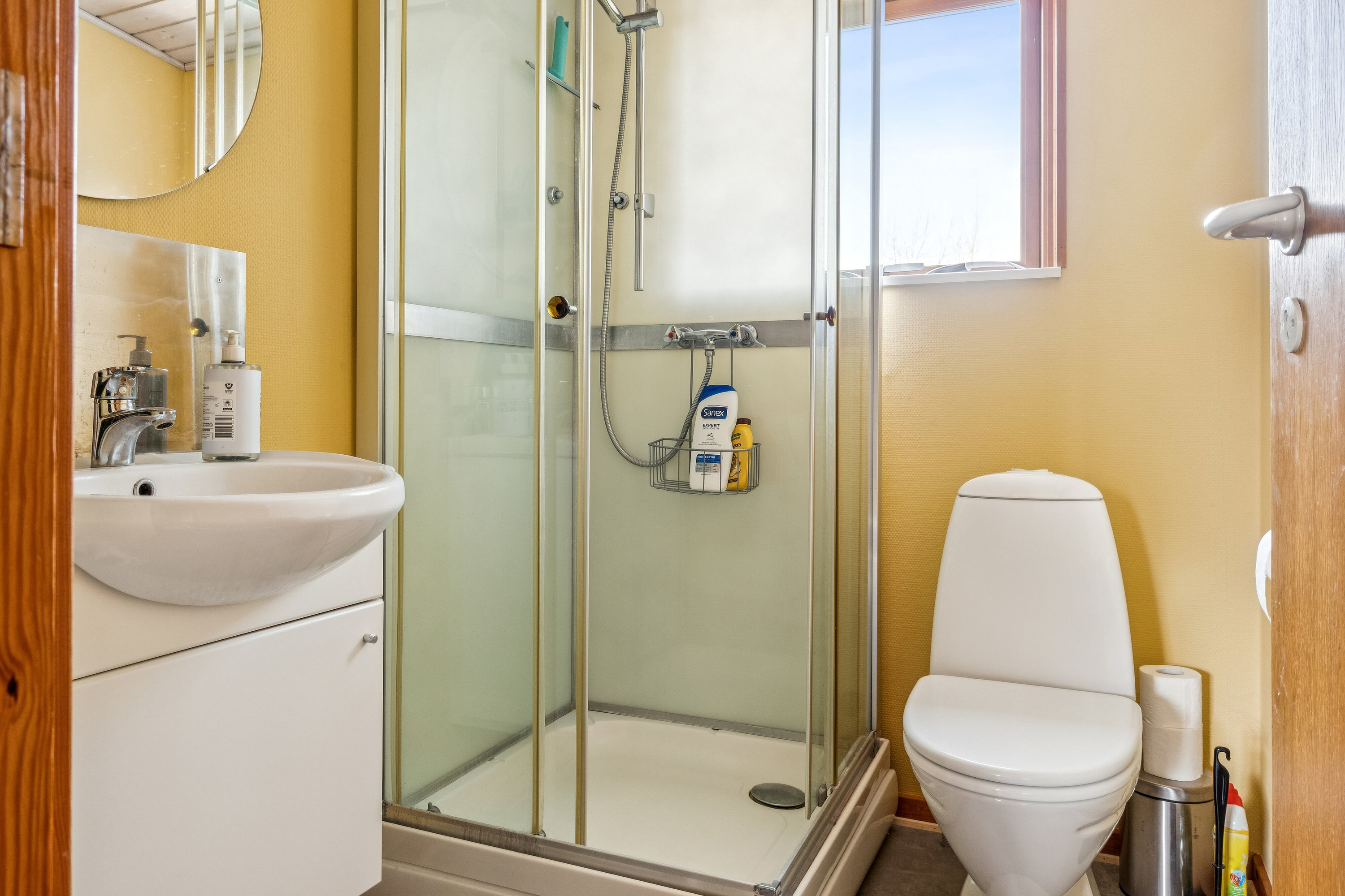 Fremhævet badeværelse billede i fuldskærmstilstand. Billede af Eskesvej 9, Nyker, 3700 Rønne