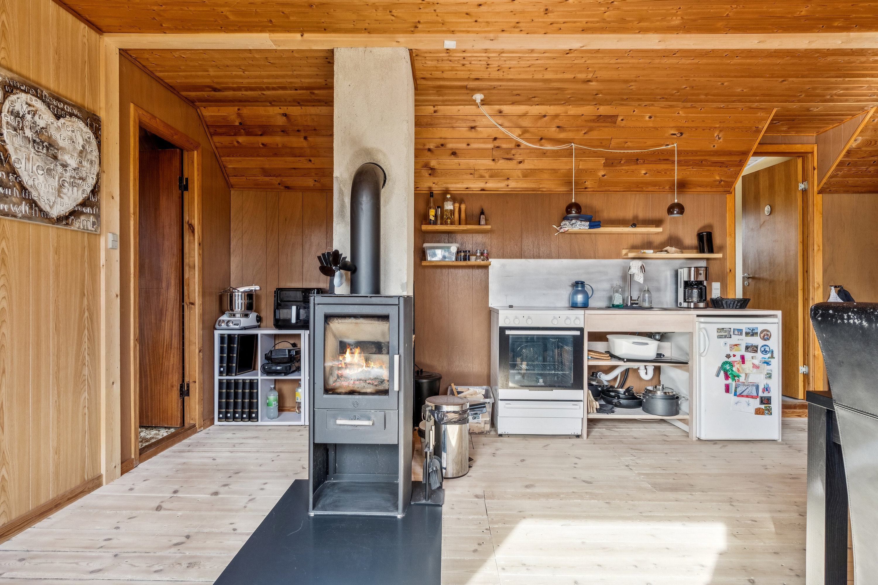 Fremhævet stue billede i fuldskærmstilstand. Billede af Eskesvej 9, Nyker, 3700 Rønne