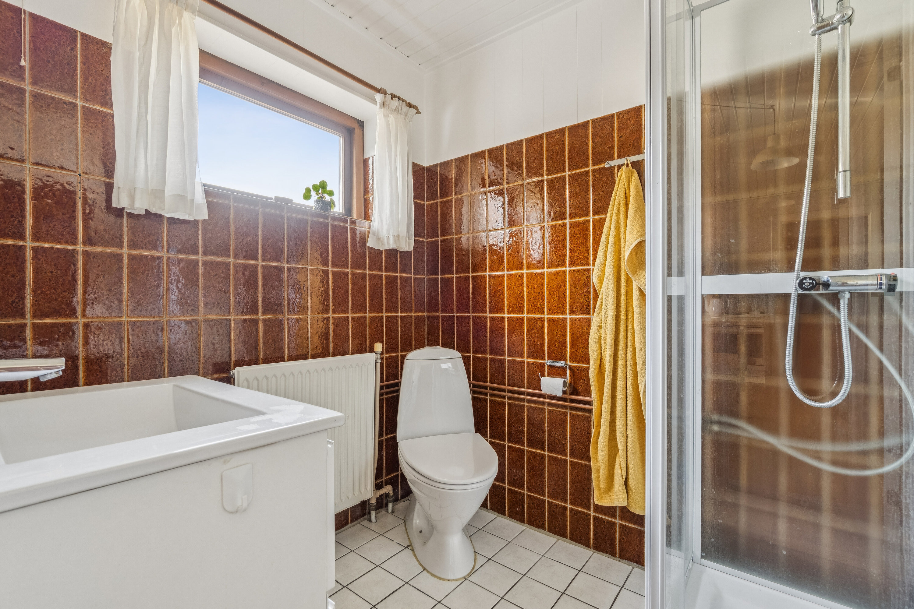 Fremhævet badeværelse billede i fuldskærmstilstand. Billede af Eskesvej 9, Nyker, 3700 Rønne