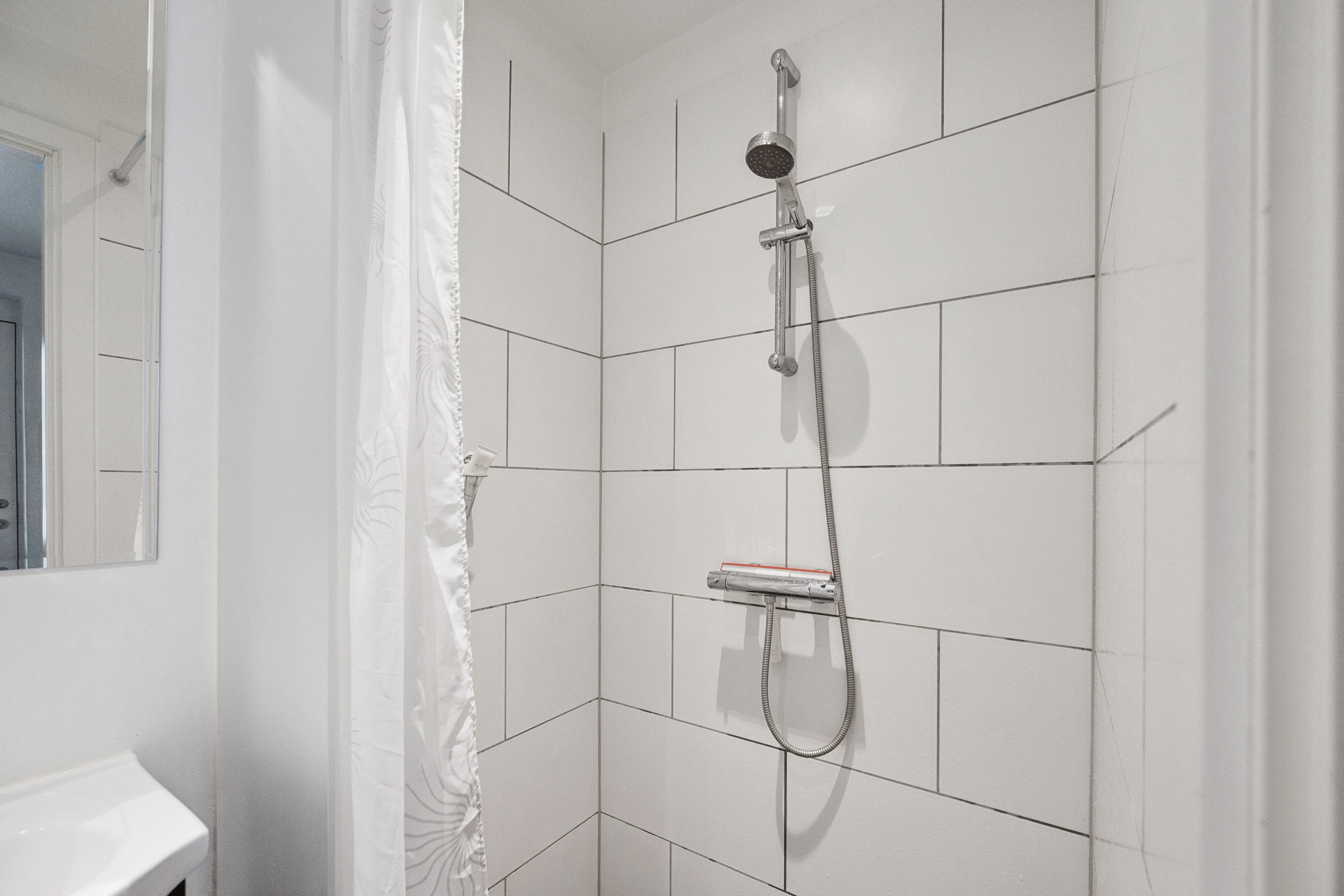 Fremhævet badeværelse billede i fuldskærmstilstand. Billede af Grønnegade 50D, 1. th., 8000 Aarhus C