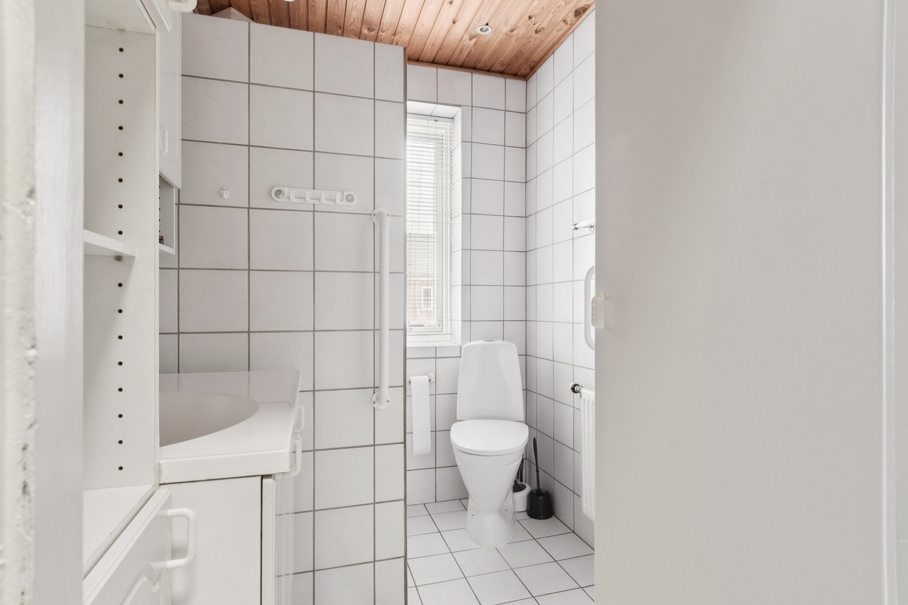 Fremhævet badeværelse billede i fuldskærmstilstand. Billede af Poppelvang 14, 2770 Kastrup