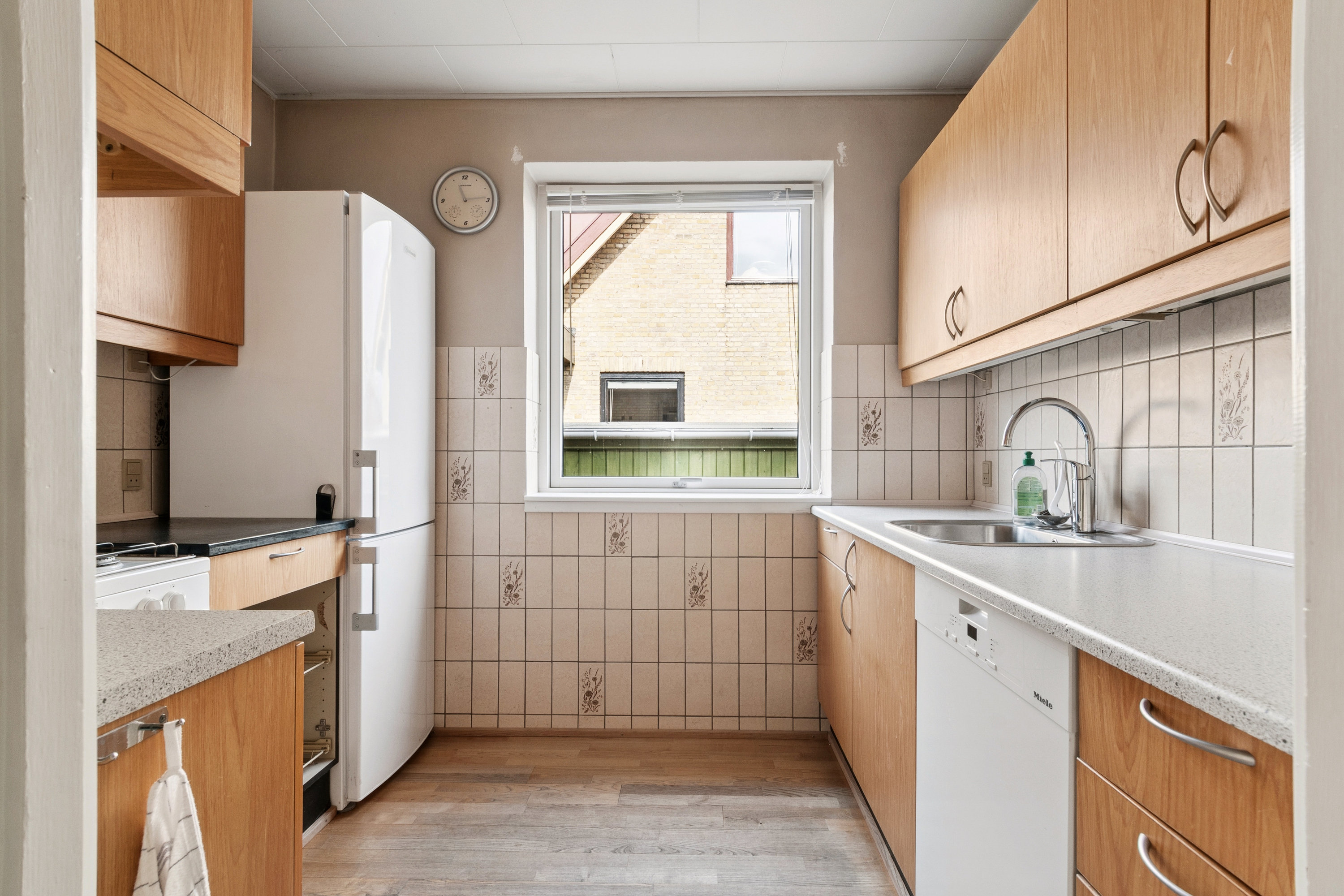 Fremhævet køkken billede i fuldskærmstilstand. Billede af Poppelvang 14, 2770 Kastrup