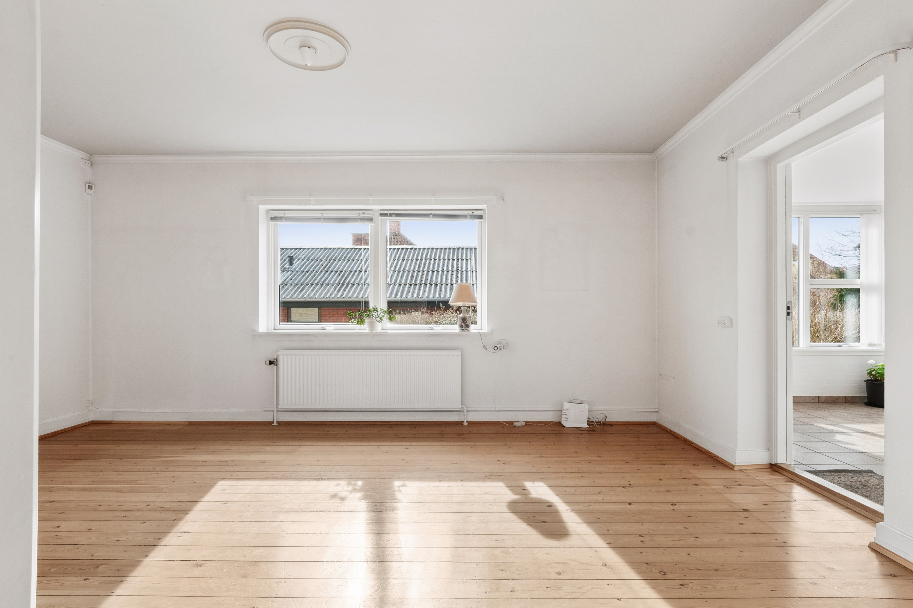 Fremhævet stue billede i fuldskærmstilstand. Billede af Poppelvang 14, 2770 Kastrup