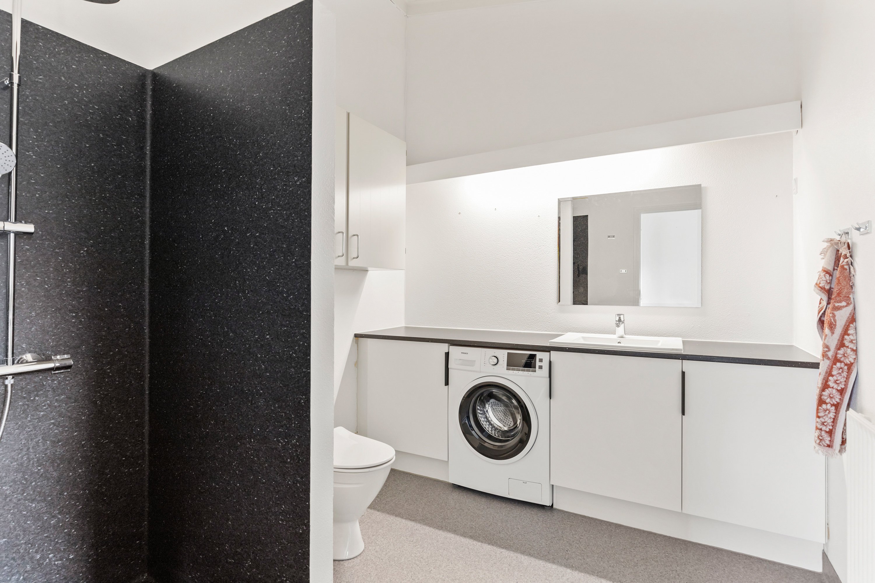 Fremhævet badeværelse billede i fuldskærmstilstand. Billede af Hirsholmene 15, 9700 Brønderslev