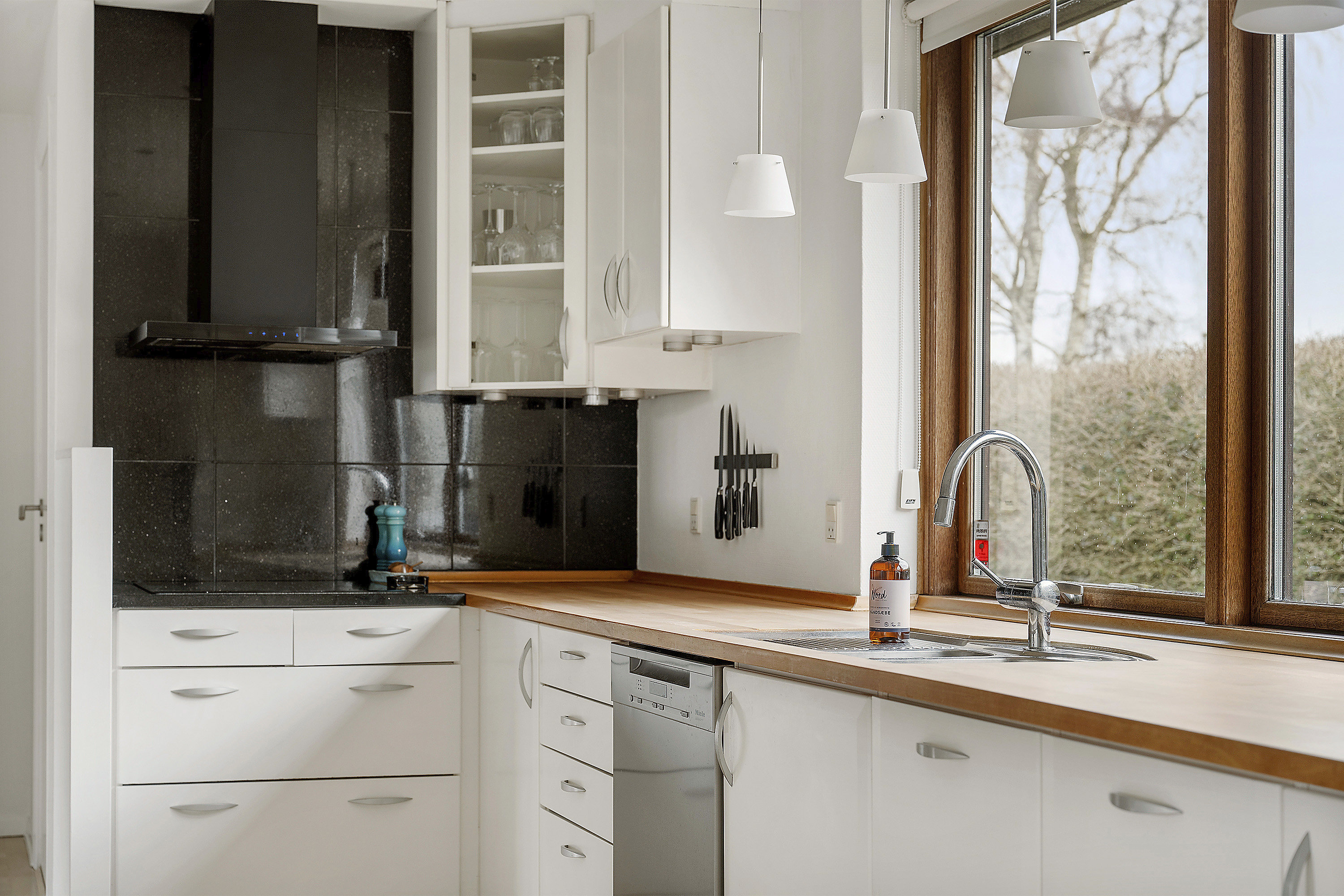 Fremhævet køkken billede i fuldskærmstilstand. Billede af Gøngesletten 21, Trørød, 2950 Vedbæk