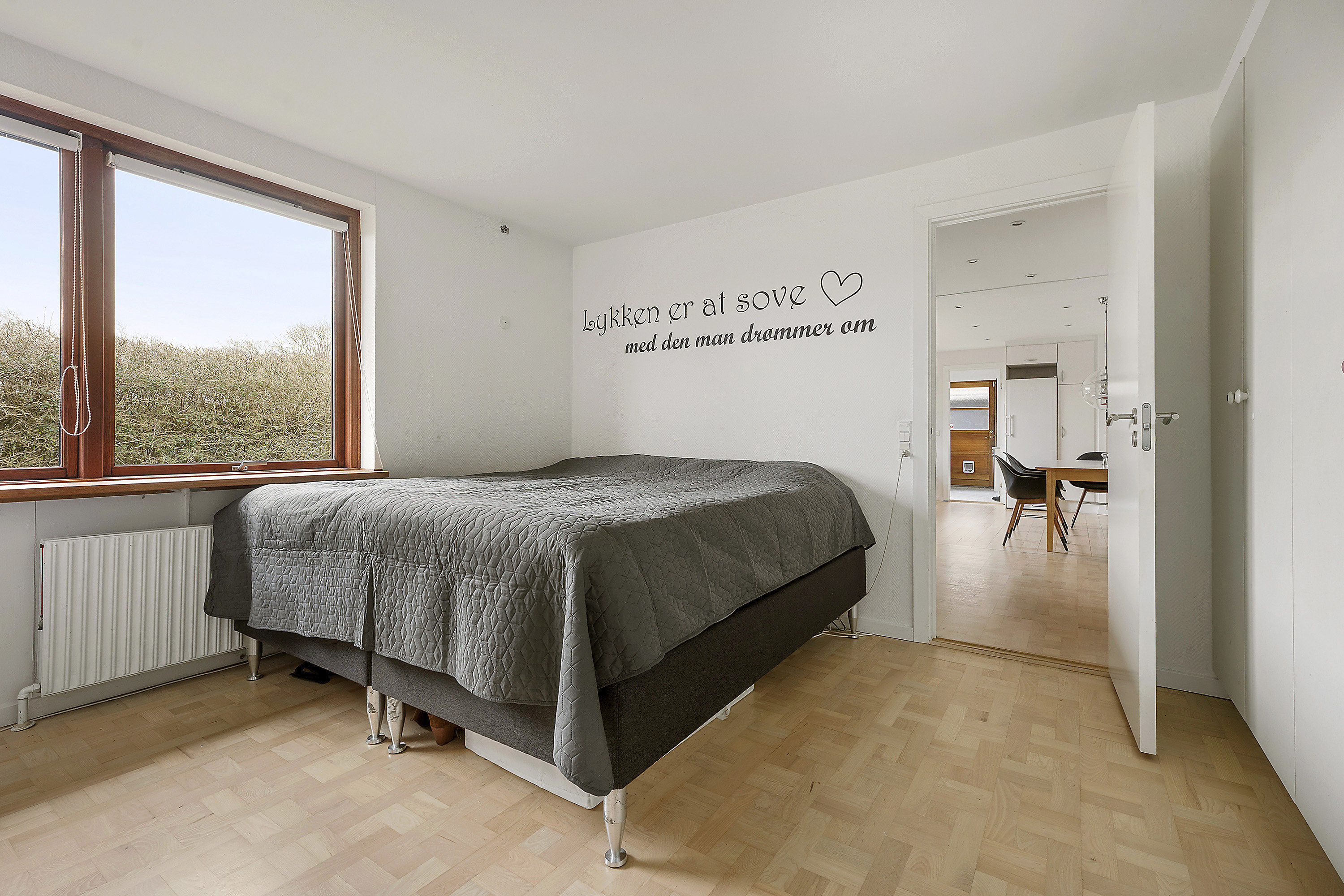 Fremhævet soveværelse billede i fuldskærmstilstand. Billede af Gøngesletten 21, Trørød, 2950 Vedbæk