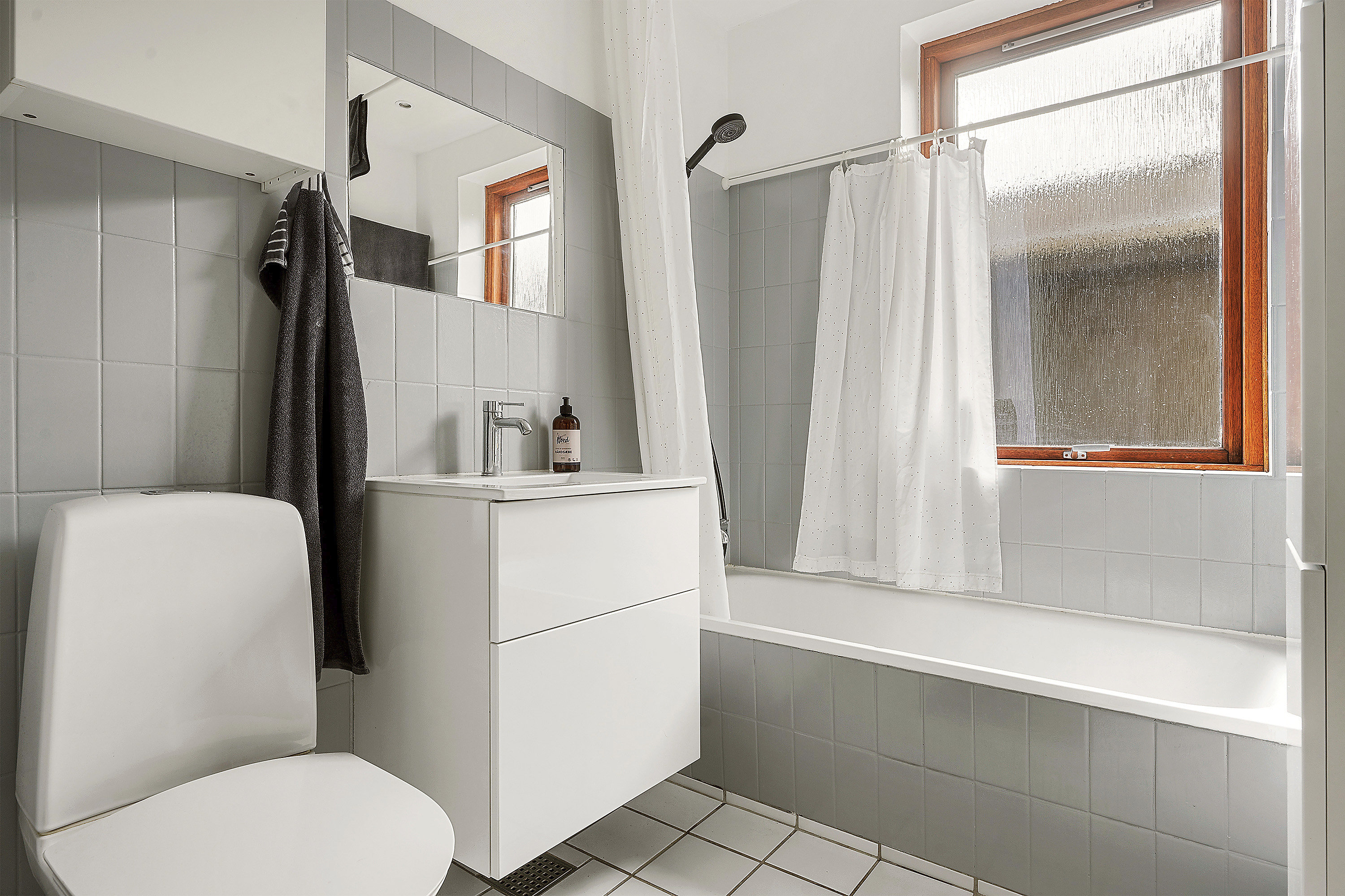 Fremhævet badeværelse billede i fuldskærmstilstand. Billede af Gøngesletten 21, Trørød, 2950 Vedbæk