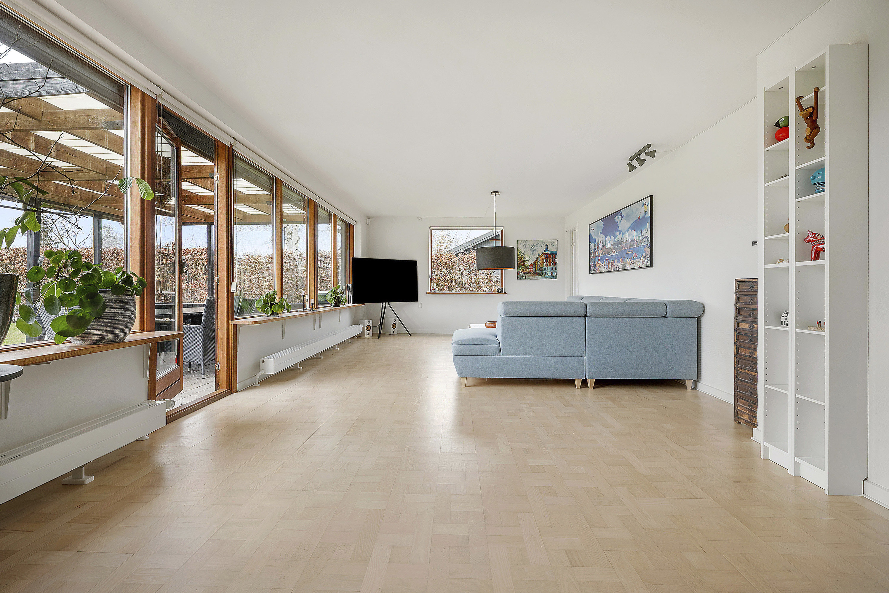 Fremhævet stue billede i fuldskærmstilstand. Billede af Gøngesletten 21, Trørød, 2950 Vedbæk