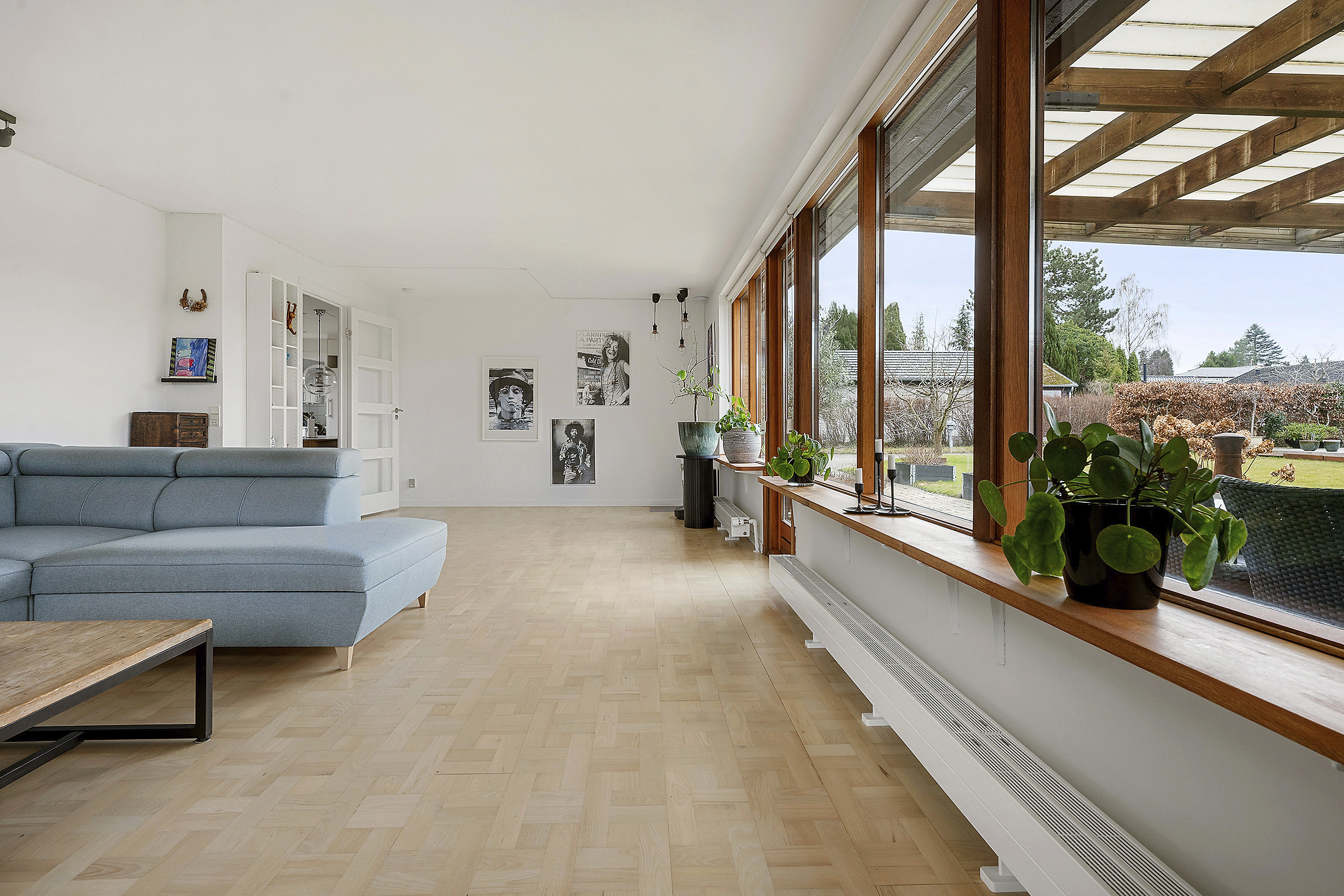 Fremhævet stue billede i fuldskærmstilstand. Billede af Gøngesletten 21, Trørød, 2950 Vedbæk