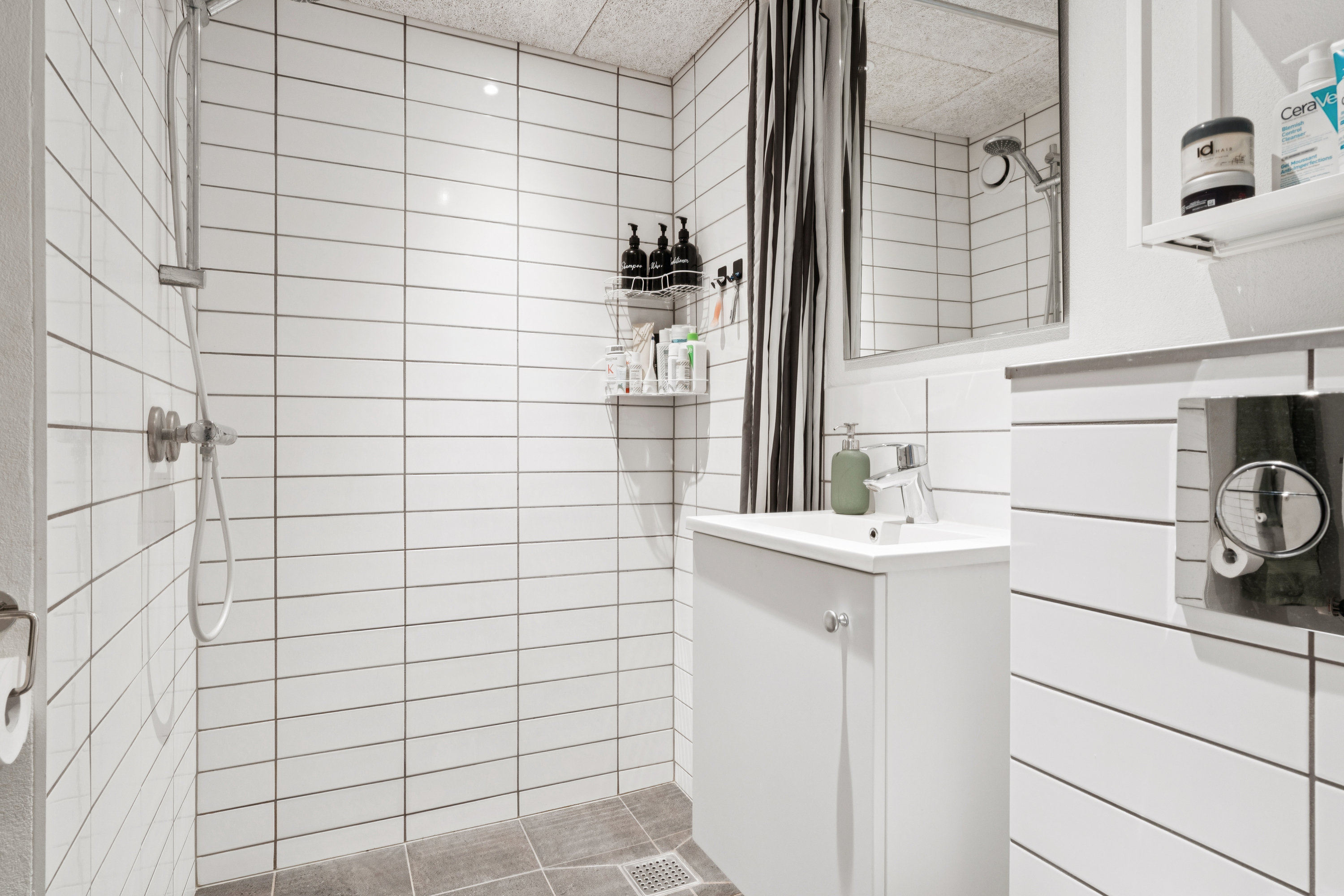 Fremhævet badeværelse billede i fuldskærmstilstand. Billede af Revlingbakken 33, 8. 910., 9000 Aalborg