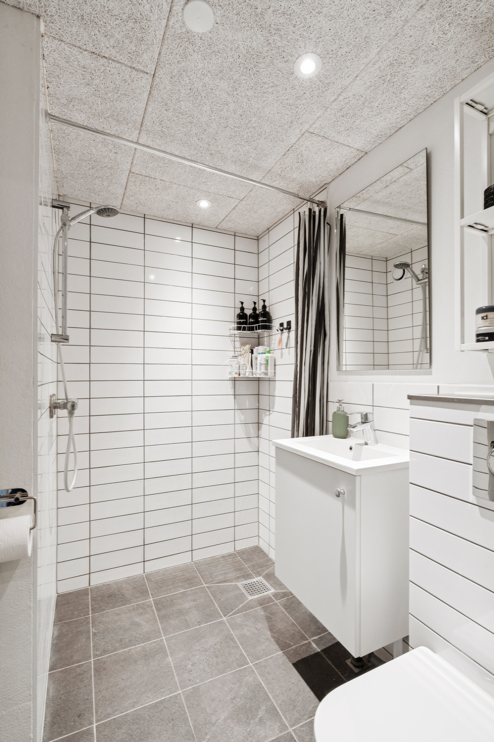 Fremhævet badeværelse billede i fuldskærmstilstand. Billede af Revlingbakken 33, 8. 910., 9000 Aalborg