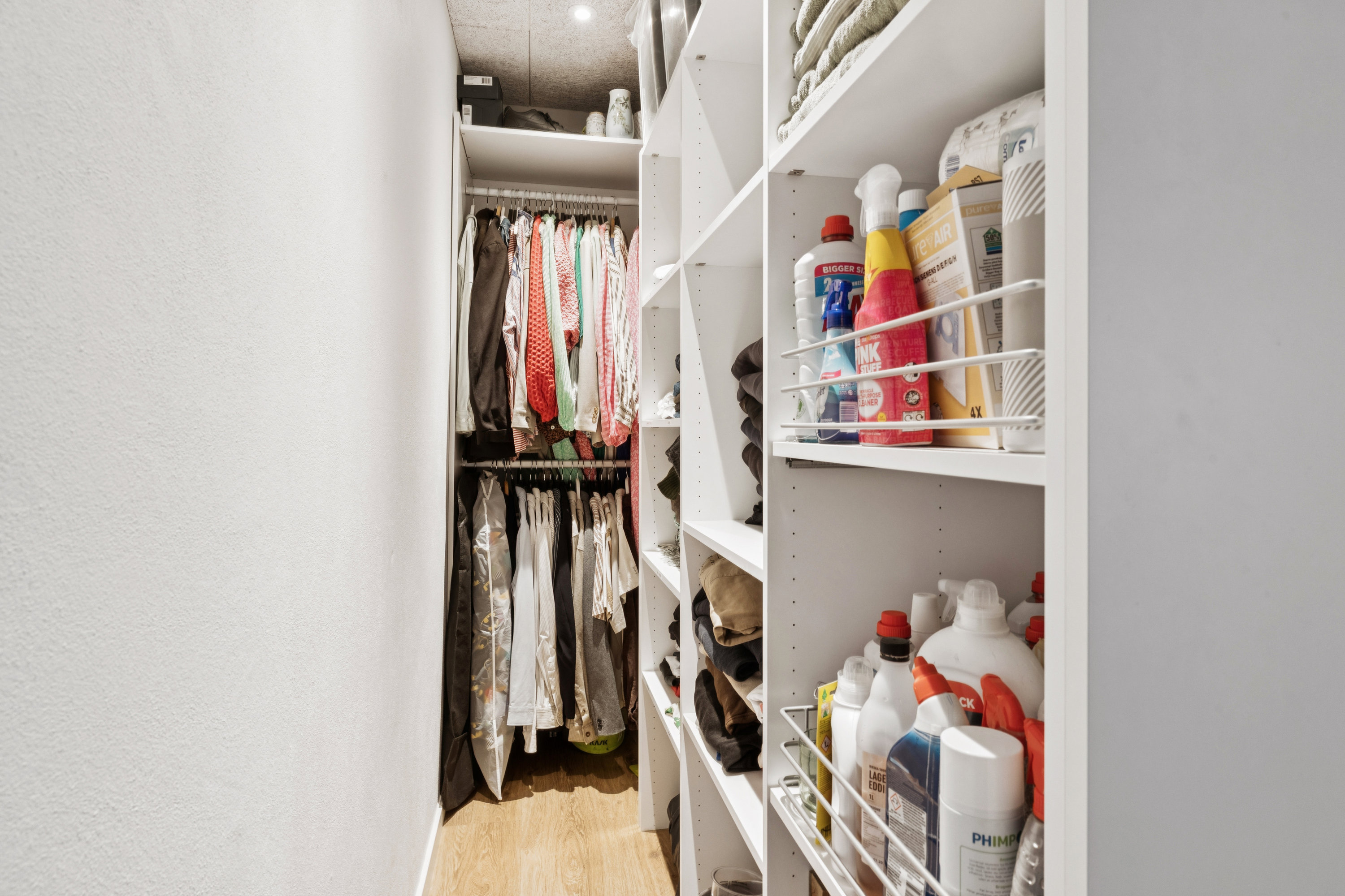 Fremhævet walkin closet billede i fuldskærmstilstand. Billede af Revlingbakken 33, 8. 910., 9000 Aalborg