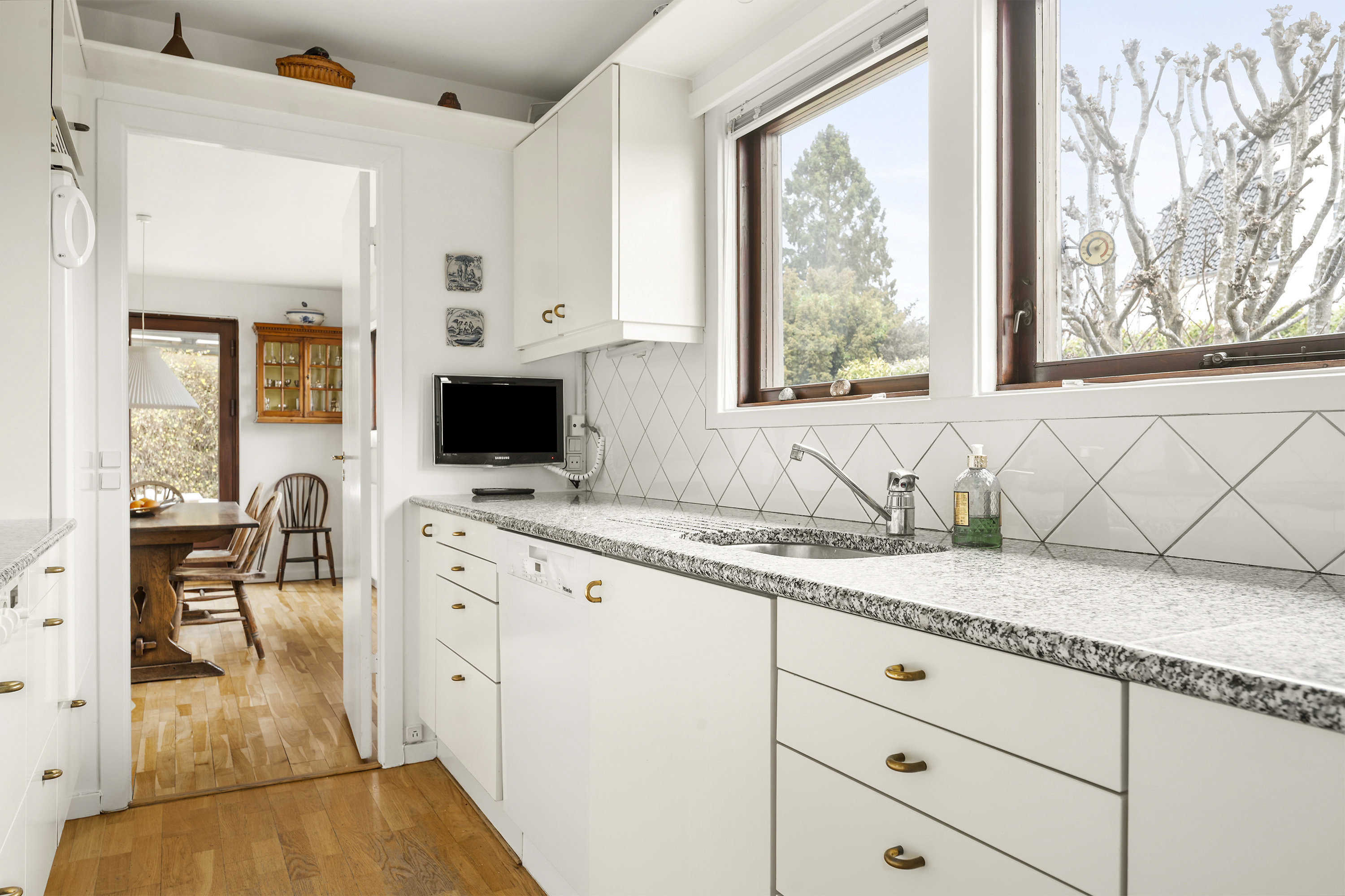 Fremhævet køkken billede i fuldskærmstilstand. Billede af Carl Baggers Alle 20, 2920 Charlottenlund