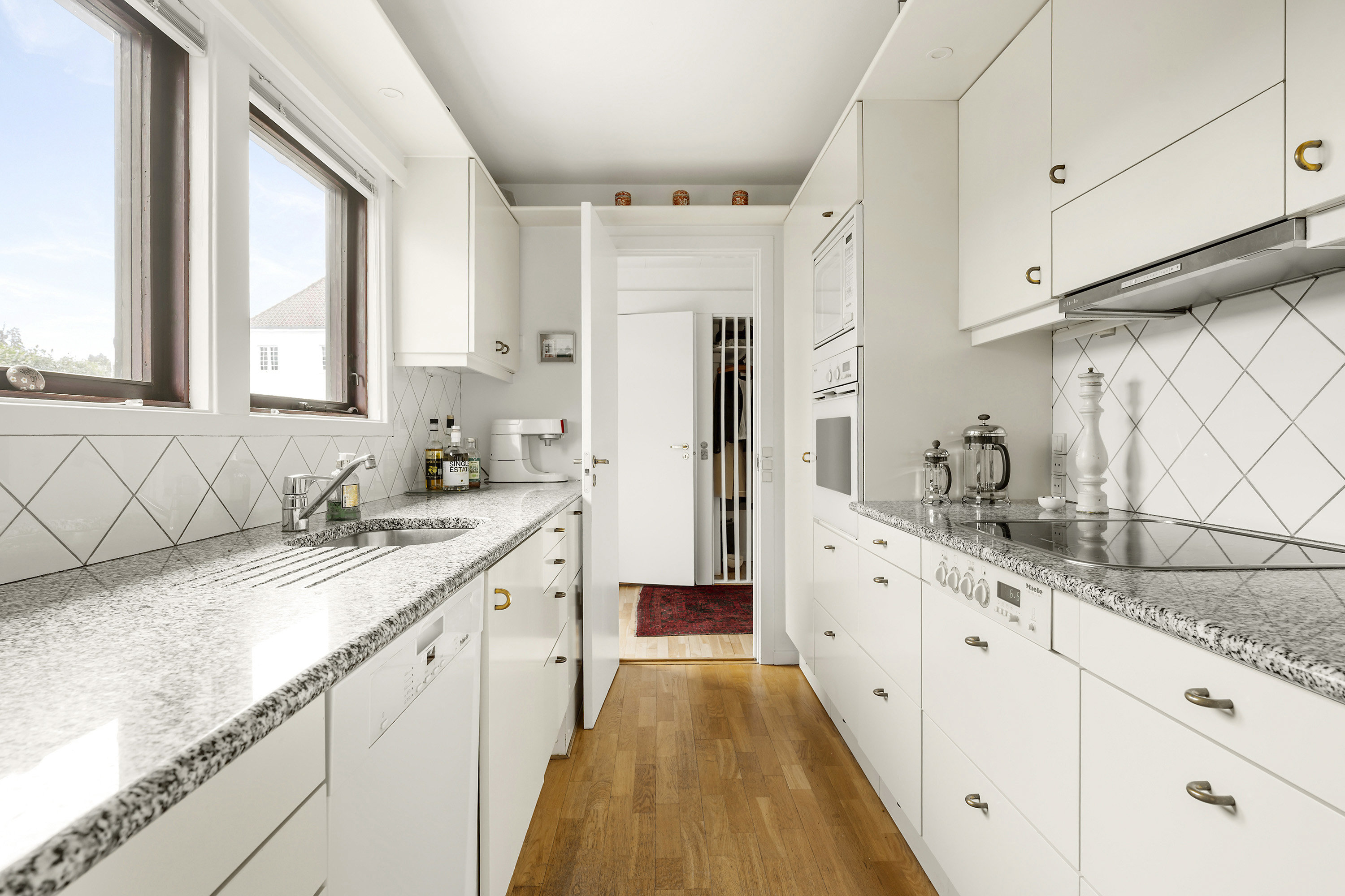 Fremhævet køkken billede i fuldskærmstilstand. Billede af Carl Baggers Alle 20, 2920 Charlottenlund