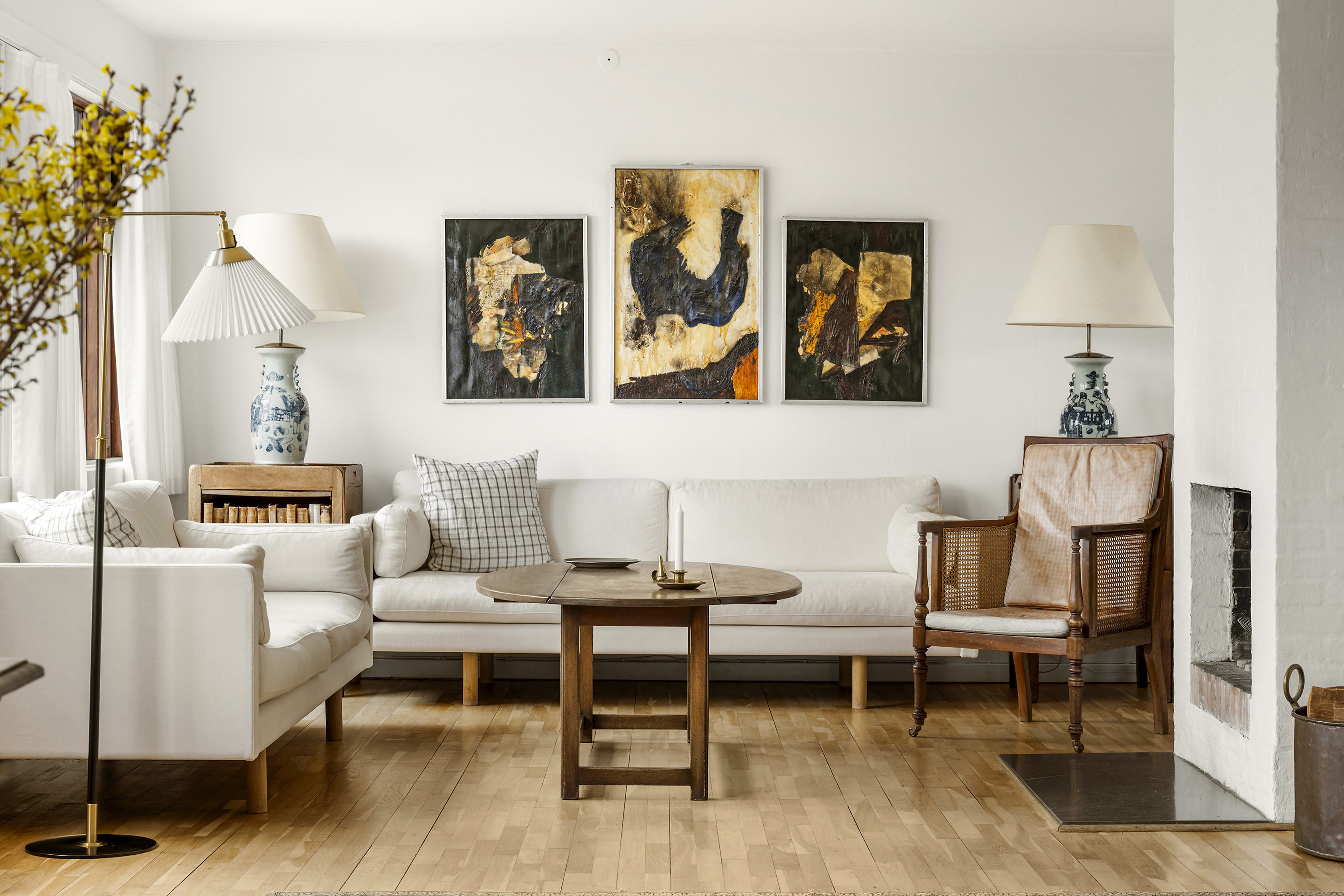 Fremhævet stue billede i fuldskærmstilstand. Billede af Carl Baggers Alle 20, 2920 Charlottenlund