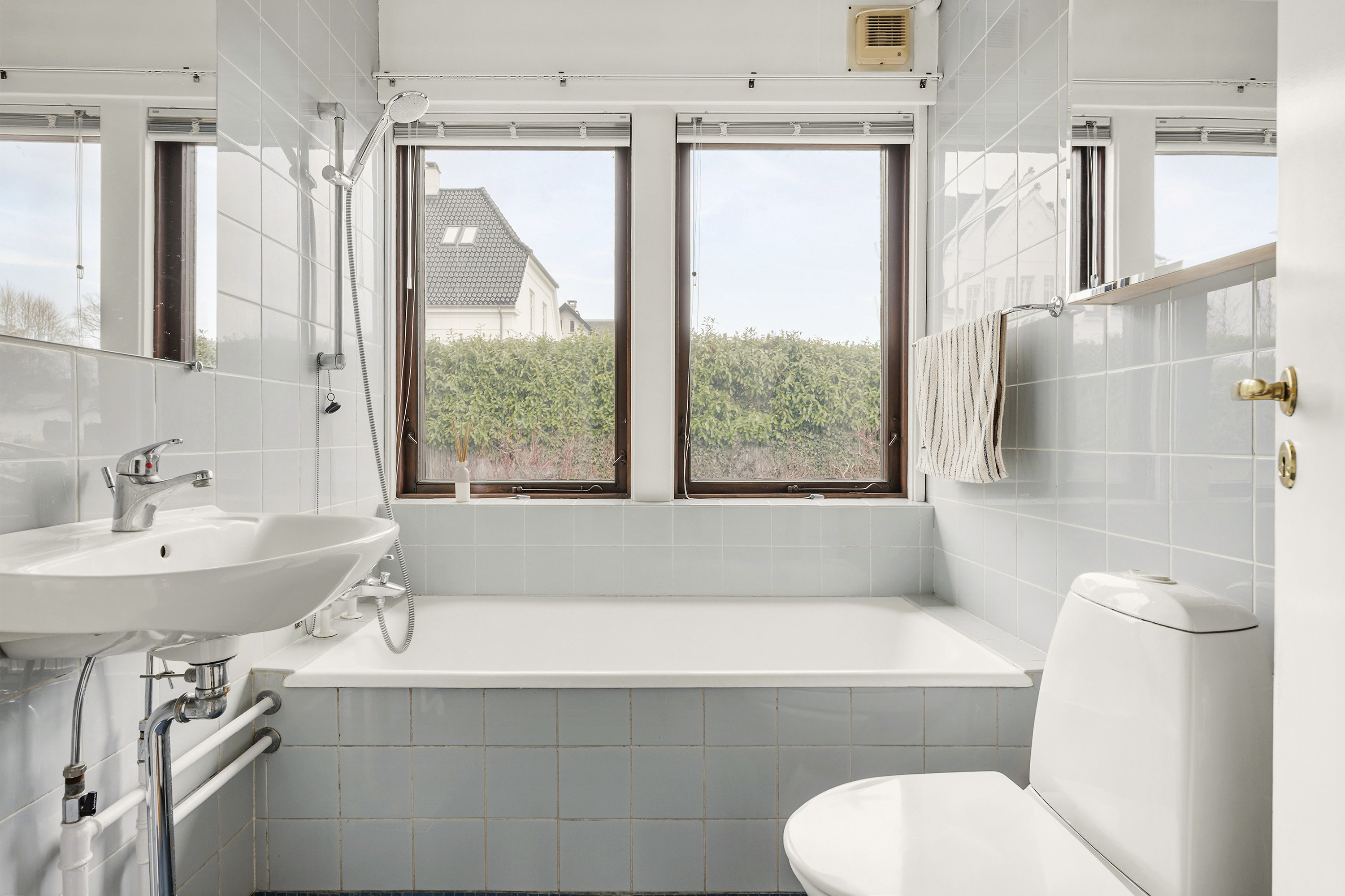 Fremhævet badeværelse billede i fuldskærmstilstand. Billede af Carl Baggers Alle 20, 2920 Charlottenlund