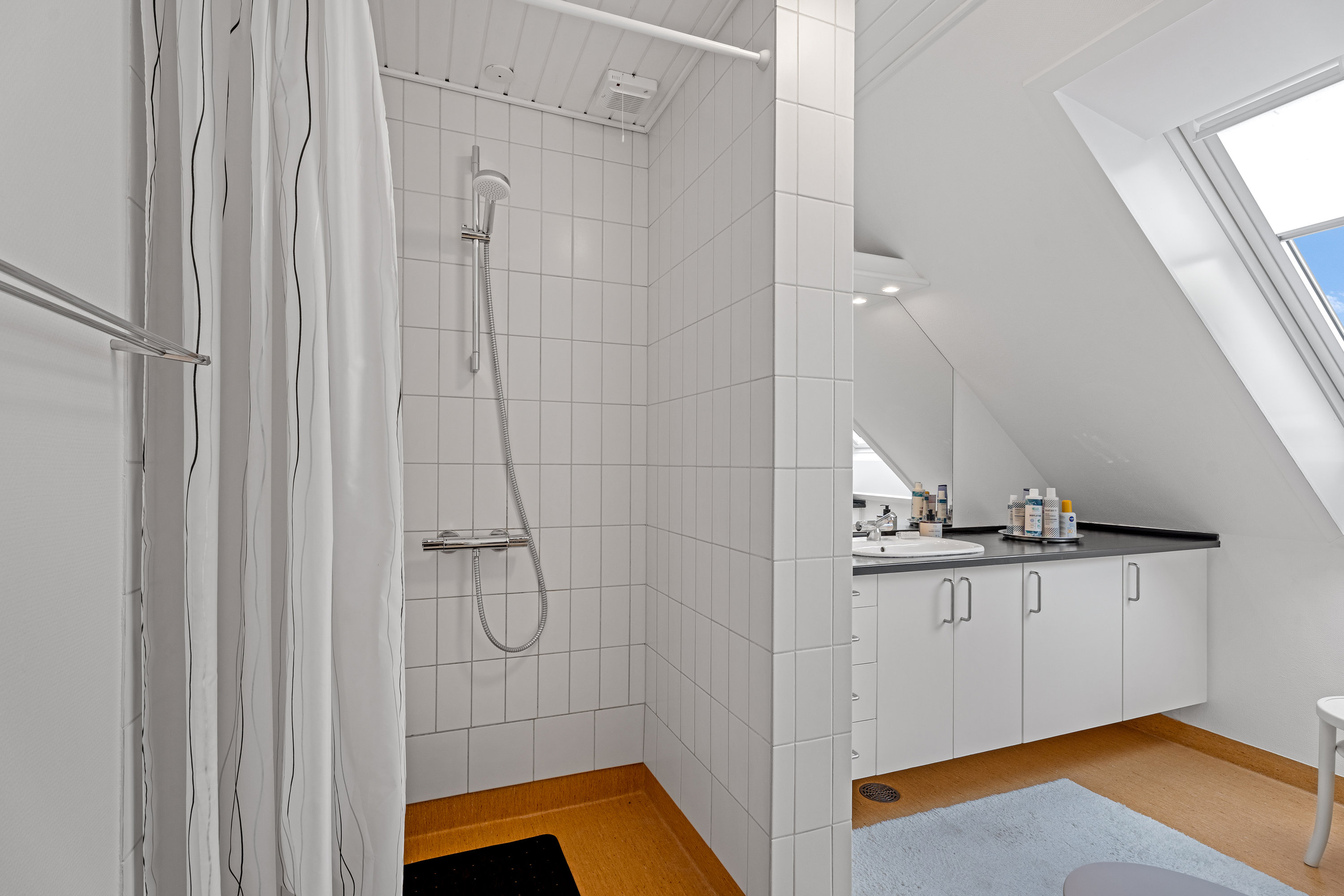 Fremhævet badeværelse billede i fuldskærmstilstand. Billede af Bispevænget 30, 4930 Maribo