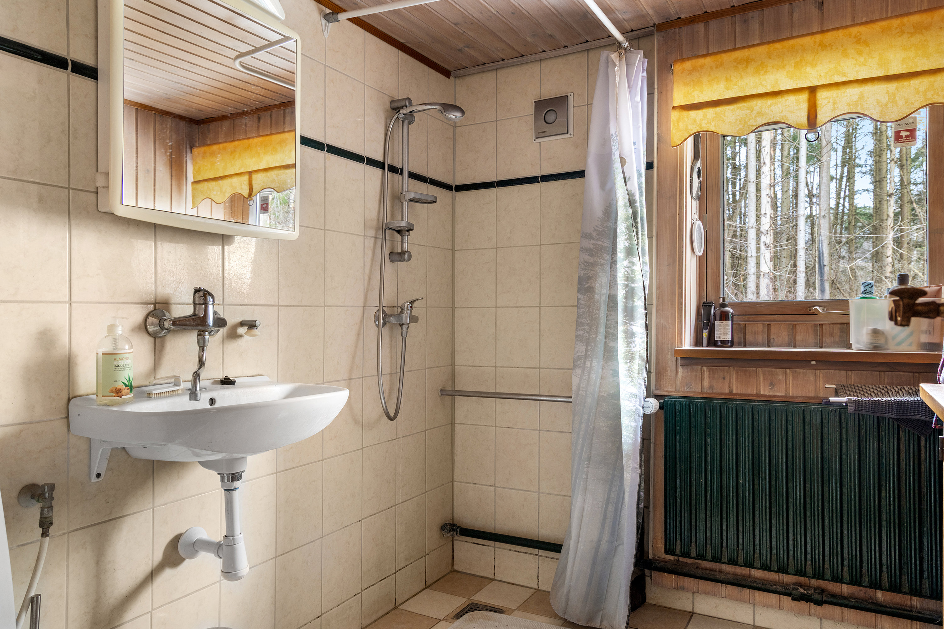 Fremhævet badeværelse billede i fuldskærmstilstand. Billede af Lille Veksøvej 11, 3670 Veksø Sjælland