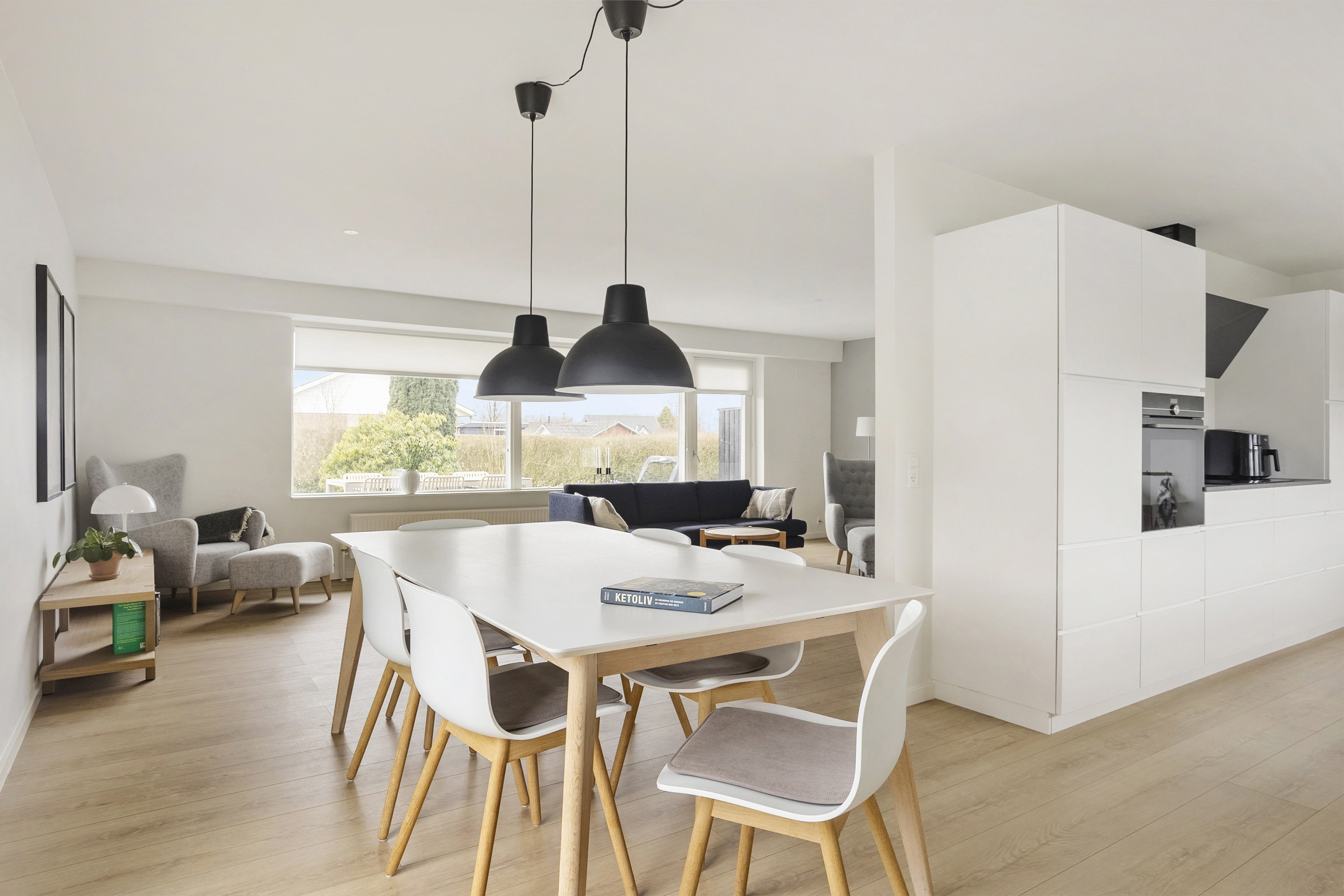 Fremhævet køkken/alrum/stue billede i fuldskærmstilstand. Billede af Morbærvej 49, 6600 Vejen