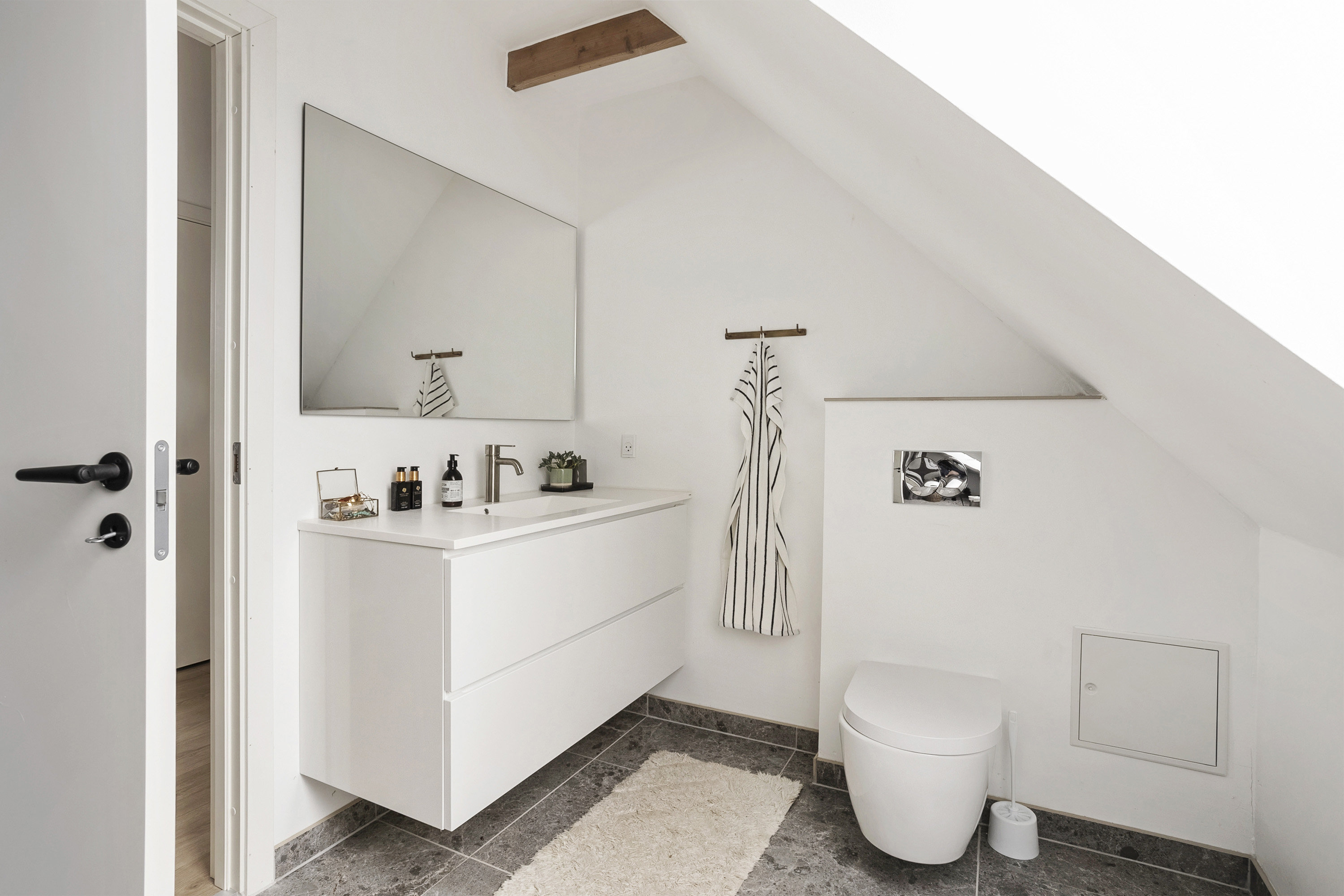 Fremhævet badeværelse billede i fuldskærmstilstand. Billede af Morbærvej 49, 6600 Vejen