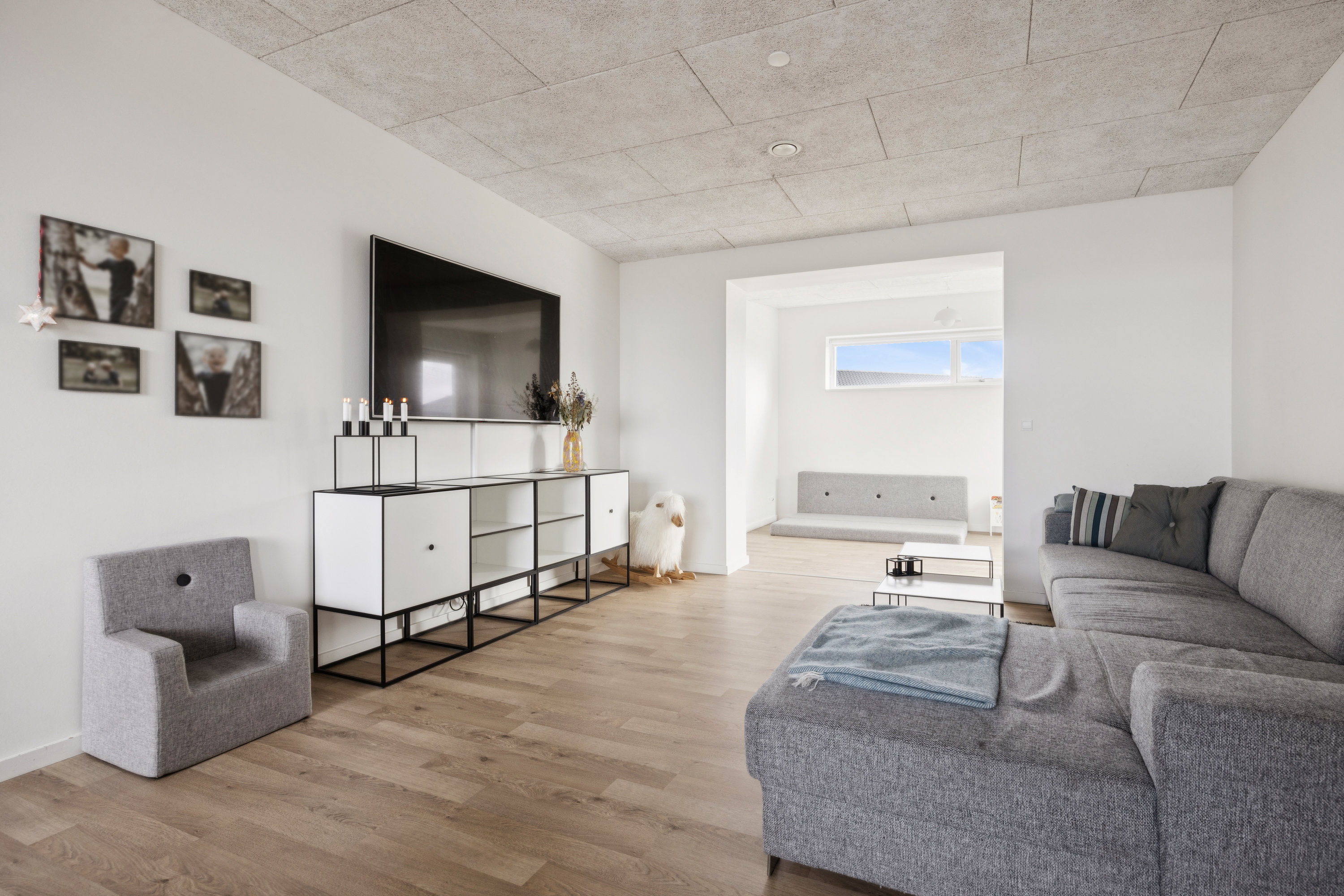 Fremhævet stue billede i fuldskærmstilstand. Billede af Østermarken 219, 9320 Hjallerup