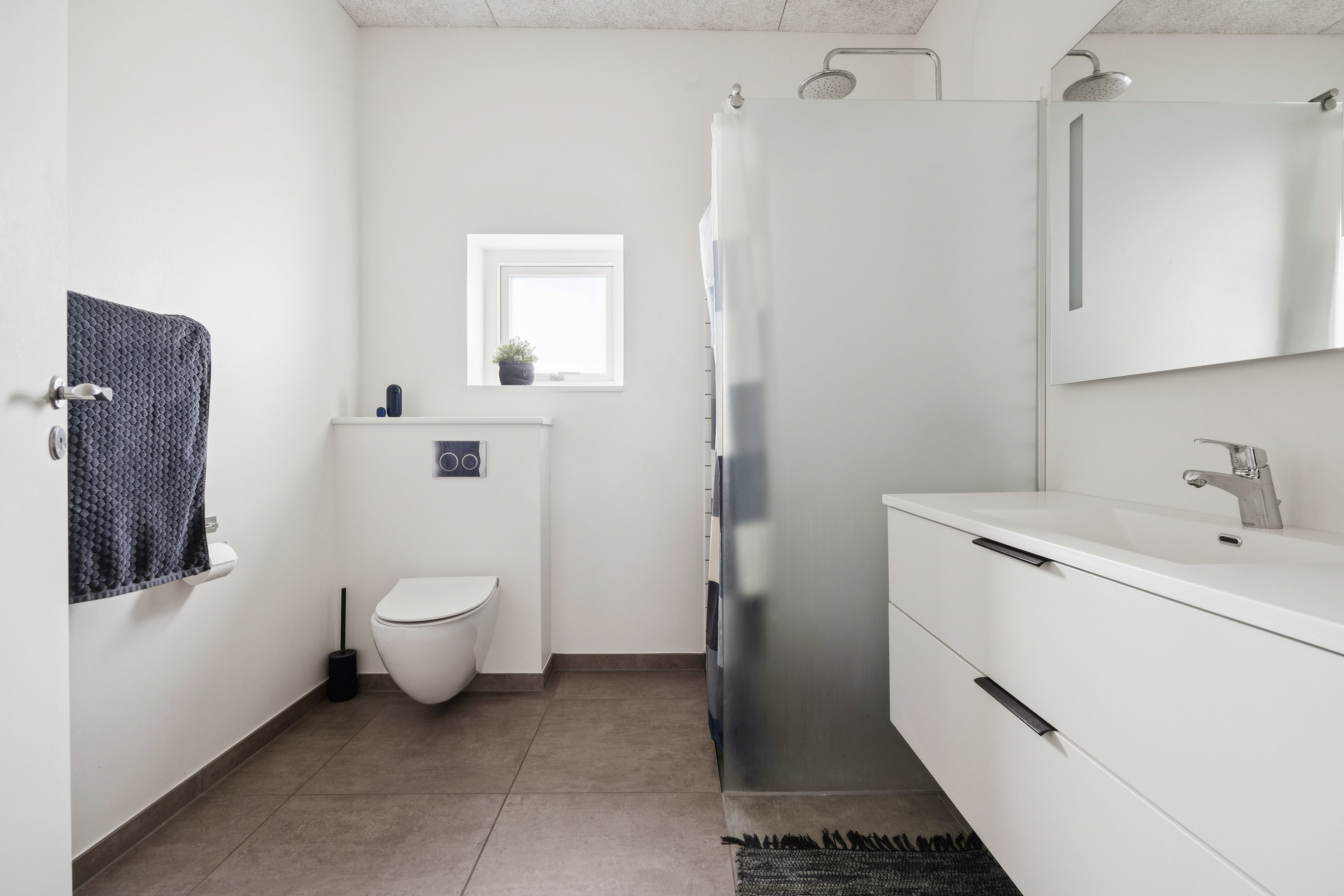 Fremhævet badeværelse billede i fuldskærmstilstand. Billede af Østermarken 219, 9320 Hjallerup